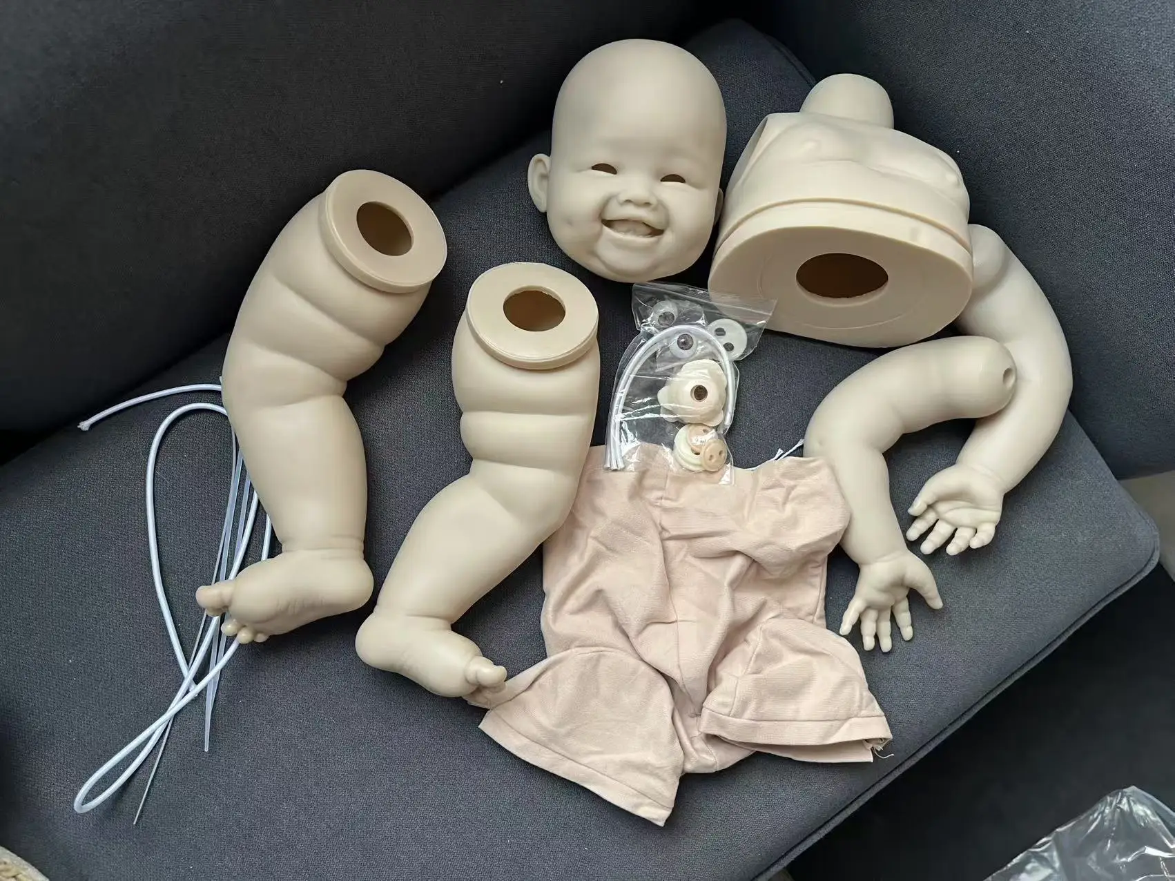 

28-дюймовый комплект куклы реборн, огромный ребенок, мин, незаконченные неокрашенные детали куклы «сделай сам», с тканевыми разъемами для тела и глазами, такой же, как изображение