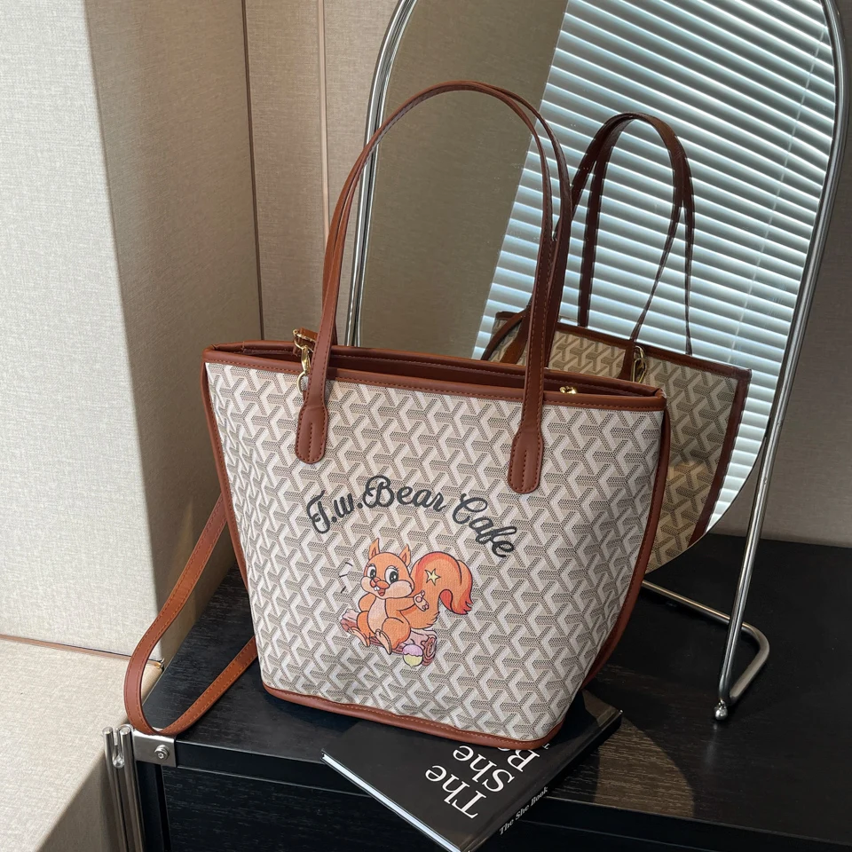 A stylish casual shoulder bag with advanced PU material printed with cartoon animals meets all kinds of women\'s daily commuting