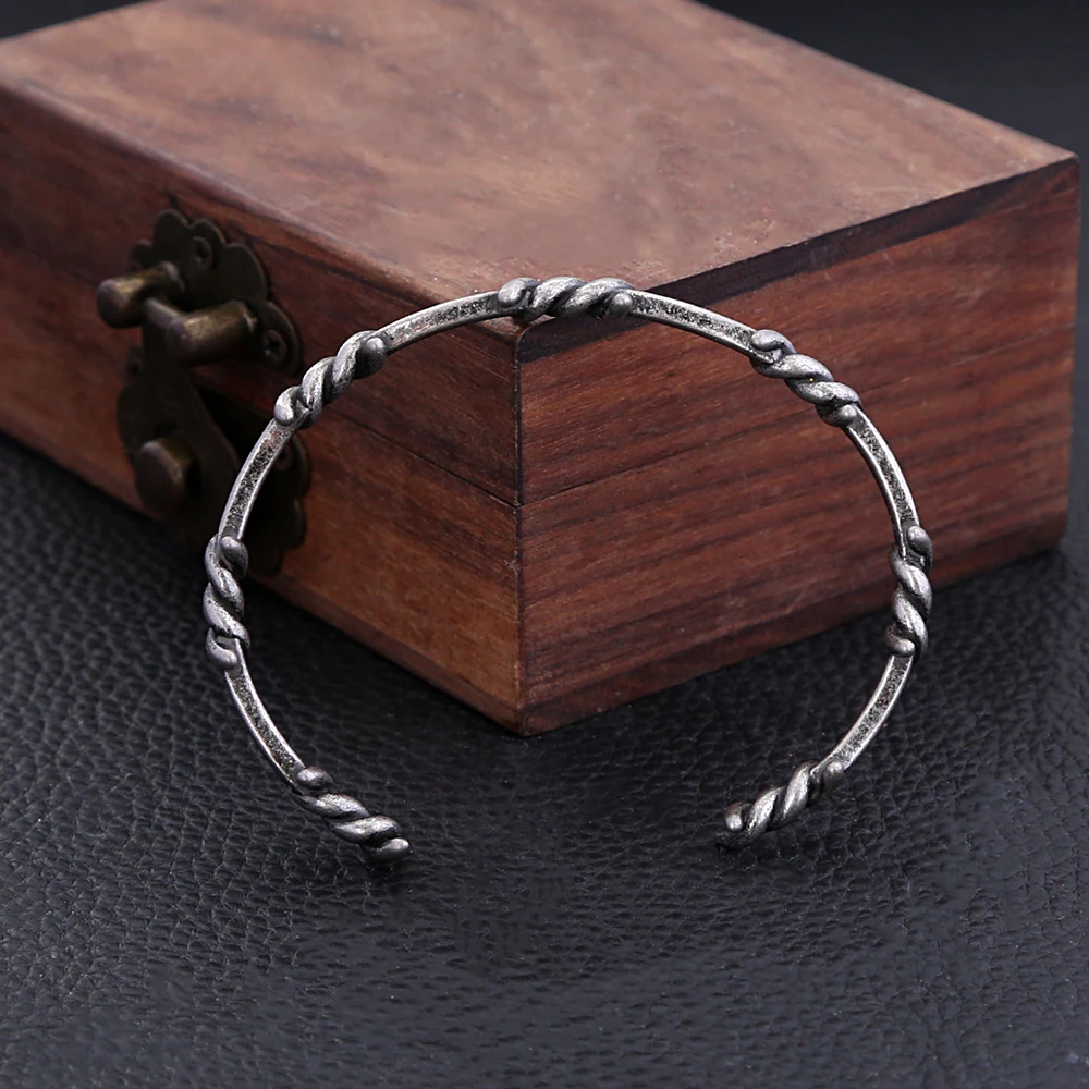 

Fashion Retro Viking Twisted Thorn Bracelet Punk Simple Stainless Steel Open Bracelet Unique Creative Jewelry Gifts Wholesale