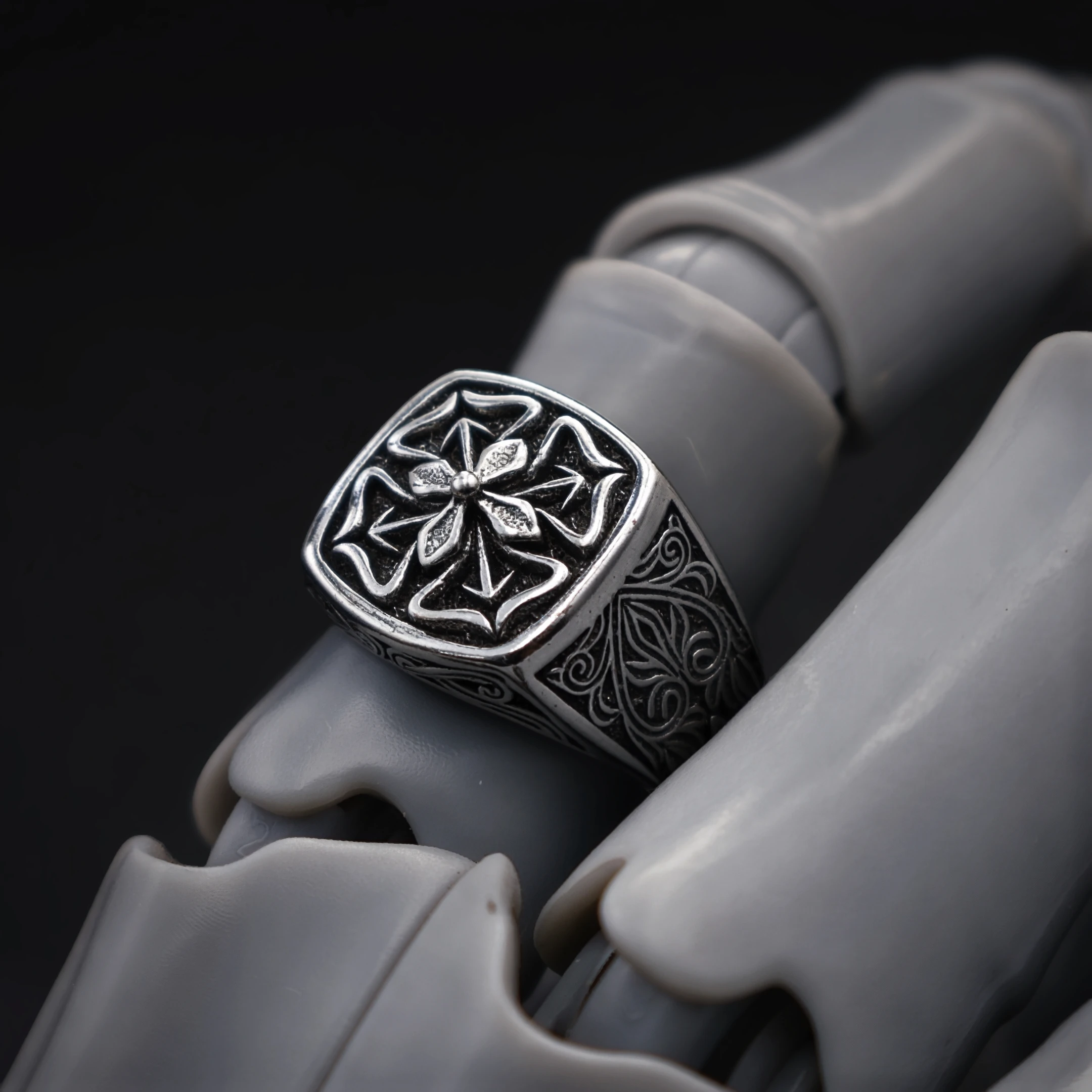 Retro „Floral Edge“ Vierblättriges Kleeblatt Verstellbarer Offener Ring für Männer, Versilbertes Messing, Gothic Punk Edgy Schmuck Accessoire Geschenk – Detail 9
