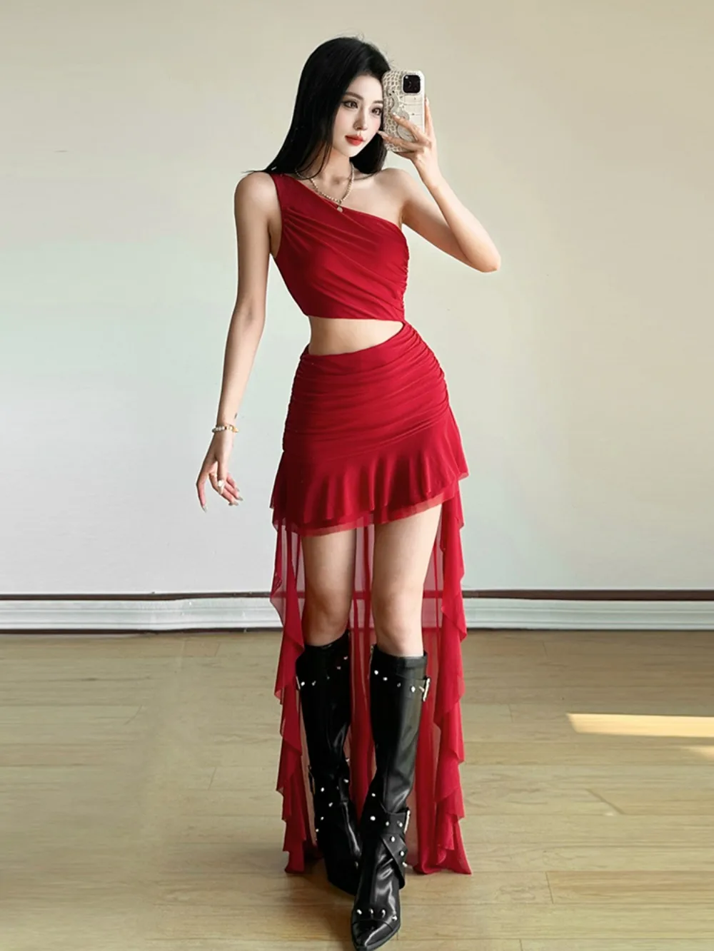 Figurbetontes Kleid mit One-Shoulder-Ausschnitt für Damen, asymmetrischer Saum, Sirenenkern, ästhetisch, zum Ausgehen, Urlaub, Y2K-Schlitz, minimalistische Verführung