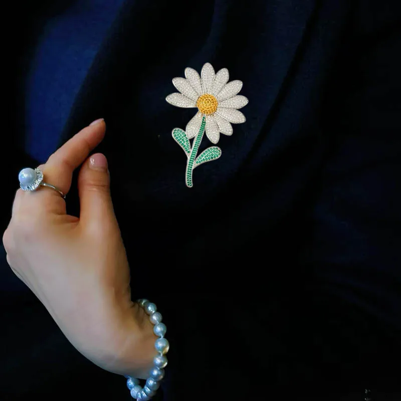 Rhinestone Daisy brooch with a high-end feel, sunflower brooch with a pin buckle, and high-end brooch suit accessories