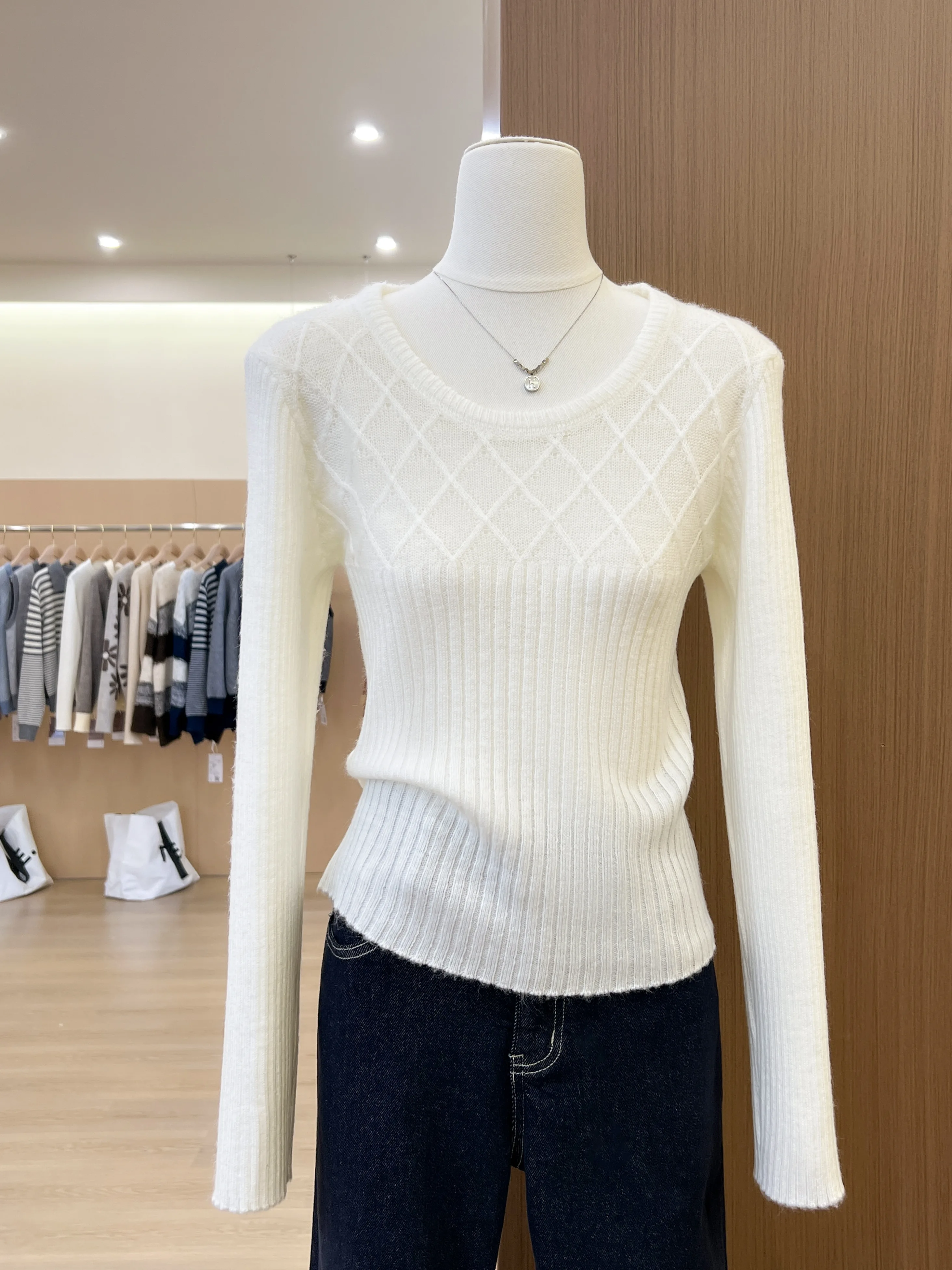 Hoge kwaliteit witte wollen gebreide basislaagtop met lange mouwen voor dameskleding