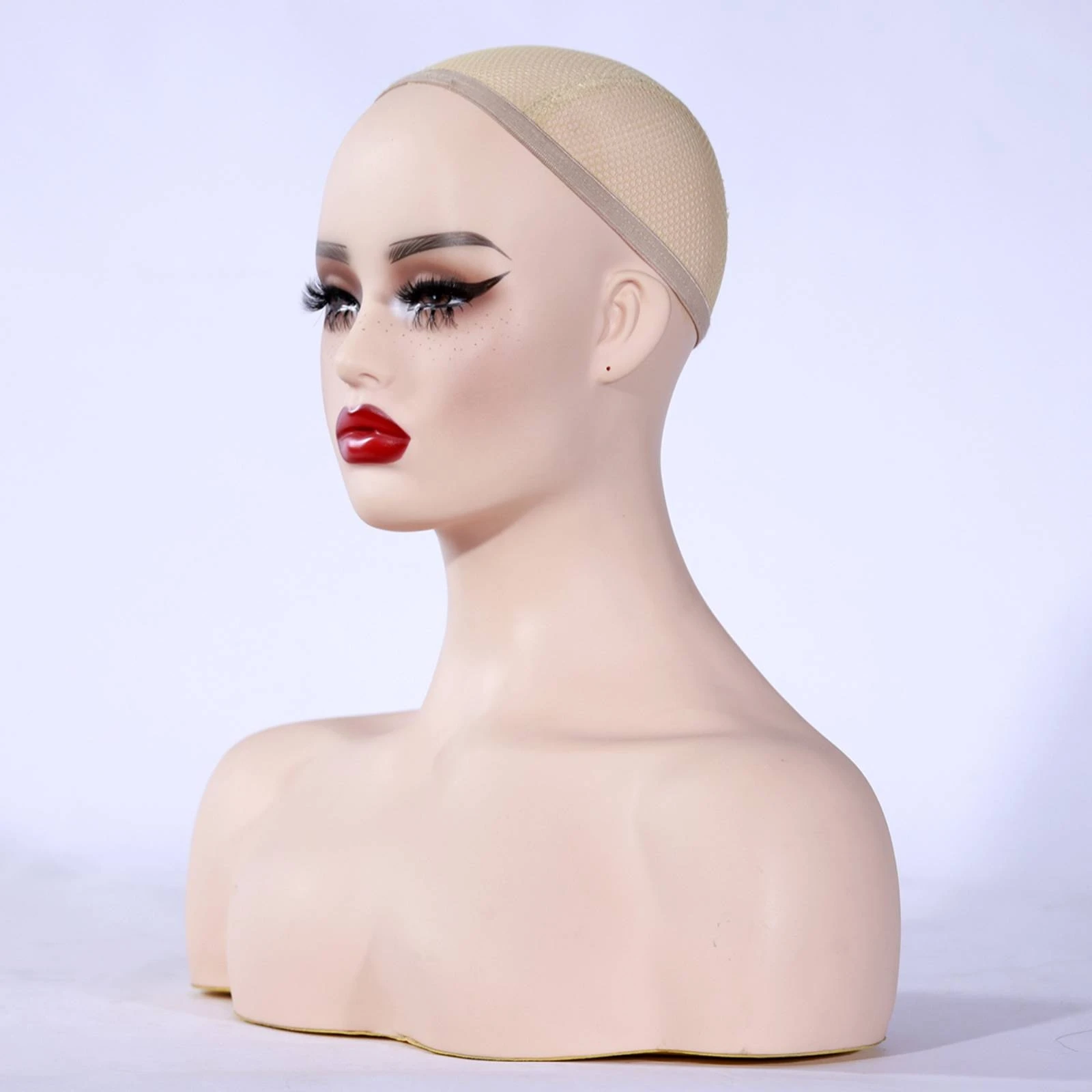 tete-de-mannequin-avec-epaules-finition-couleur-chair-buste-de-mannequin-femme-robuste