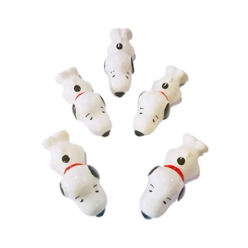 Hiasan kartun lucu Snoopy, ornamen kecil dekorasi desktop keramik portabel tampilan tinggi modis kreatif baru untuk pria dan wanita