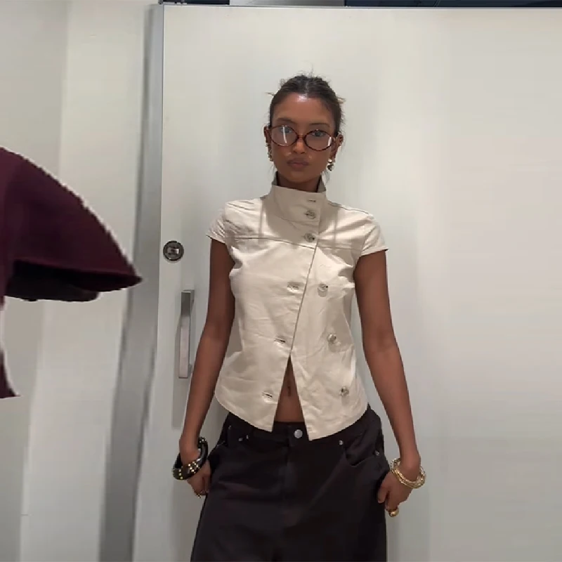 Nouvelle chemise courte beige élégante 2026 pour femme, col montant décontracté, manches courtes, boutonnage asymétrique, idéale pour le bureau et le streetwear quotidien