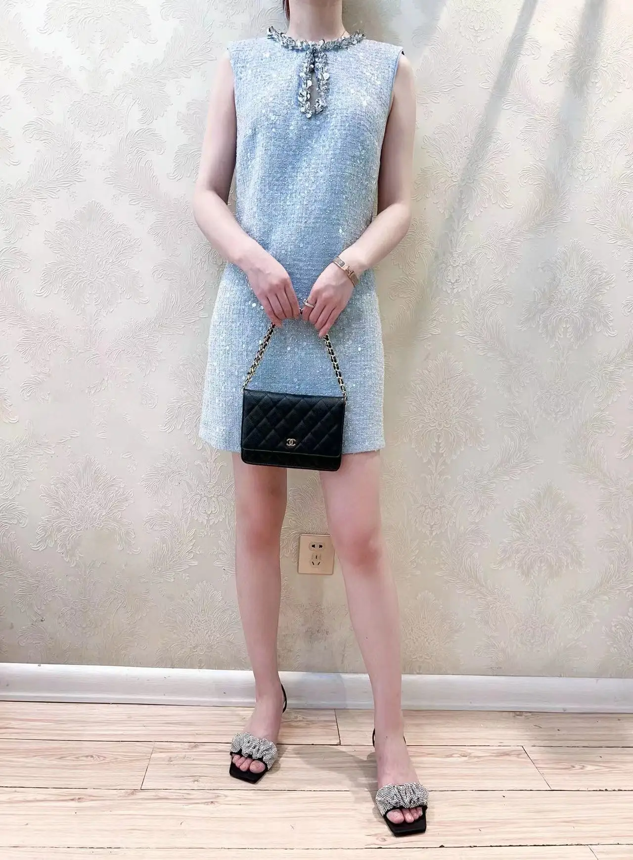 エレガントなアイボリーのスパンコールが輝く、Aラインの透かし彫りデザインのノースリーブガウン。女性用ポリエステル生地のパーティードレス。2024年春コレクション。