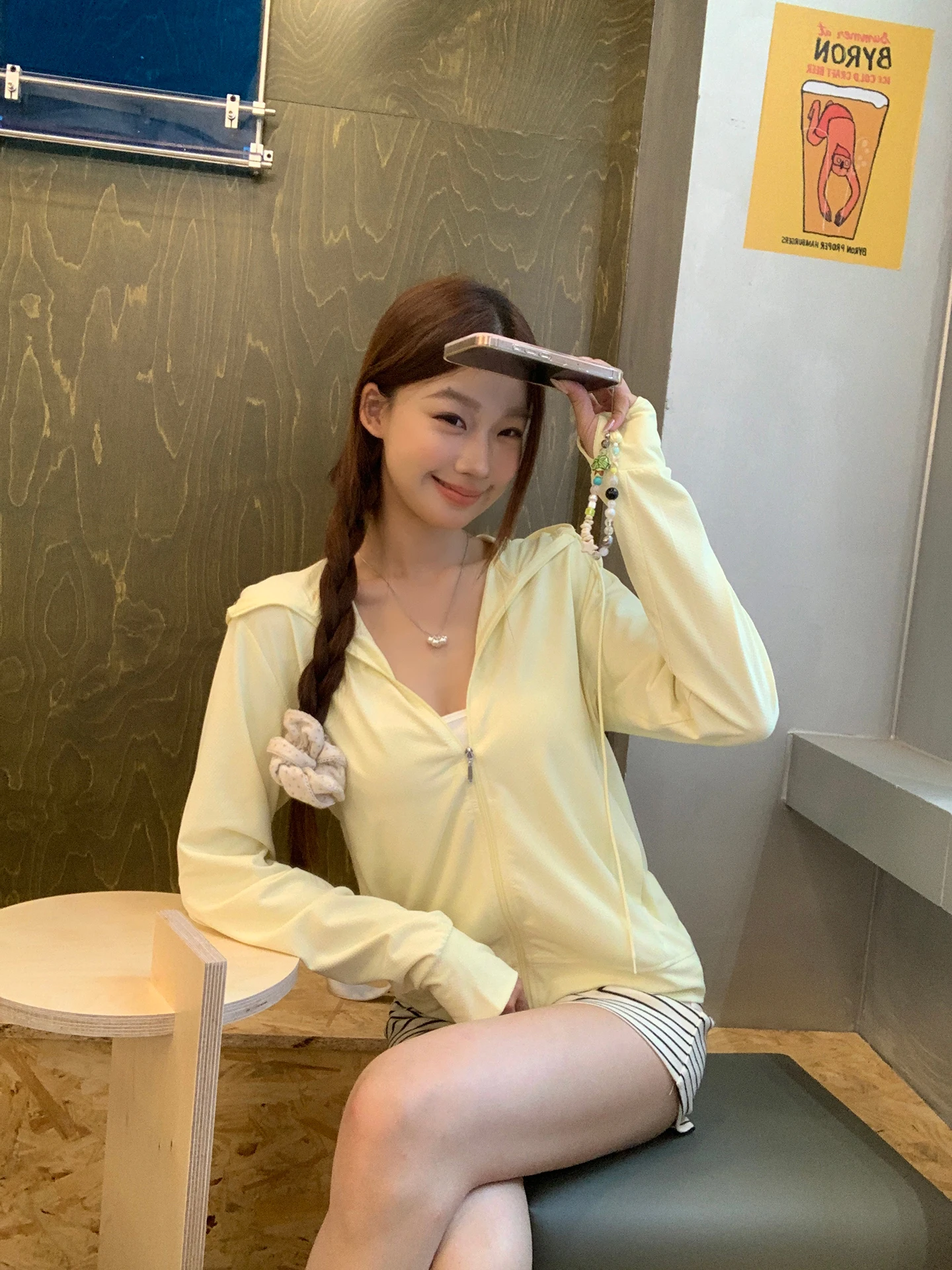 سترة نسائية صيفية عصرية باللون الأصفر للحماية من الشمس، بغطاء للرأس وسحاب وأكمام طويلة مصنوعة من ألياف البوليستر