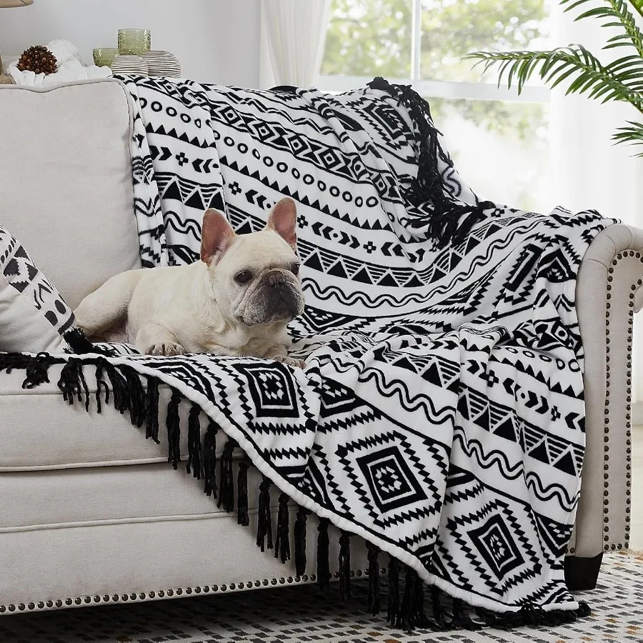 Boho-Überwurfdecke mit Quaste, bedrucktem Flanell für Stuhl, Bett, Sofa und Couch, schwarz-weiße dekorative Decke in der Größe 50 x 60