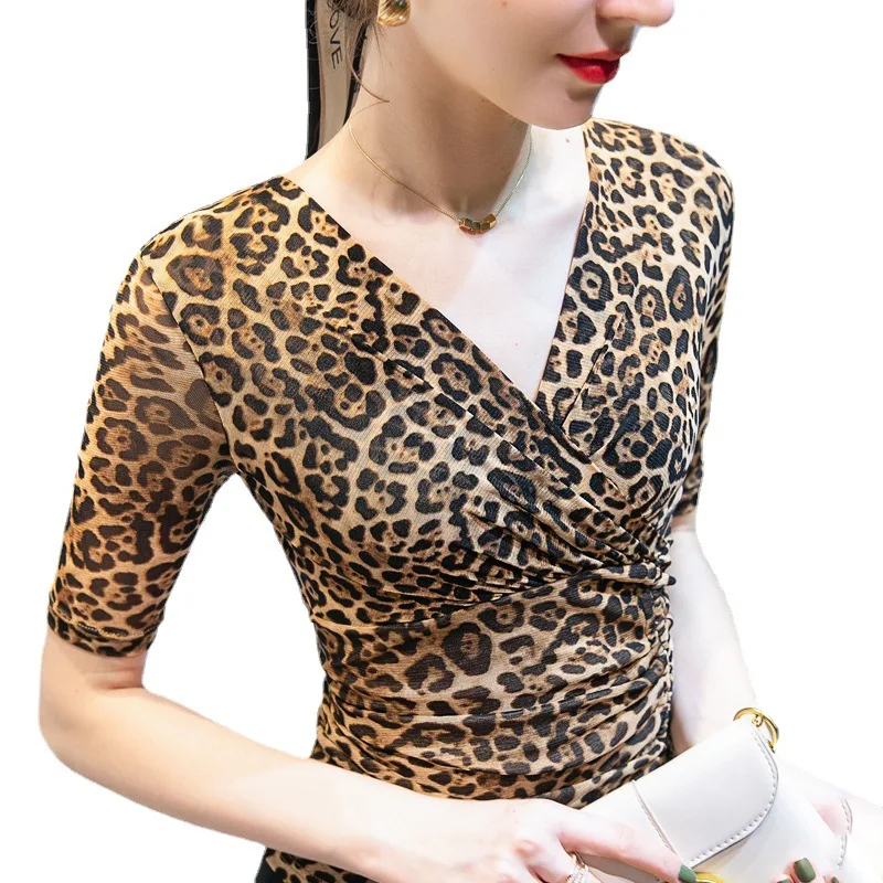 Camisetas de malla con cuello de pico cruzado para mujer, ropa de primavera y verano, camisetas elásticas con estampado de leopardo, camisetas de