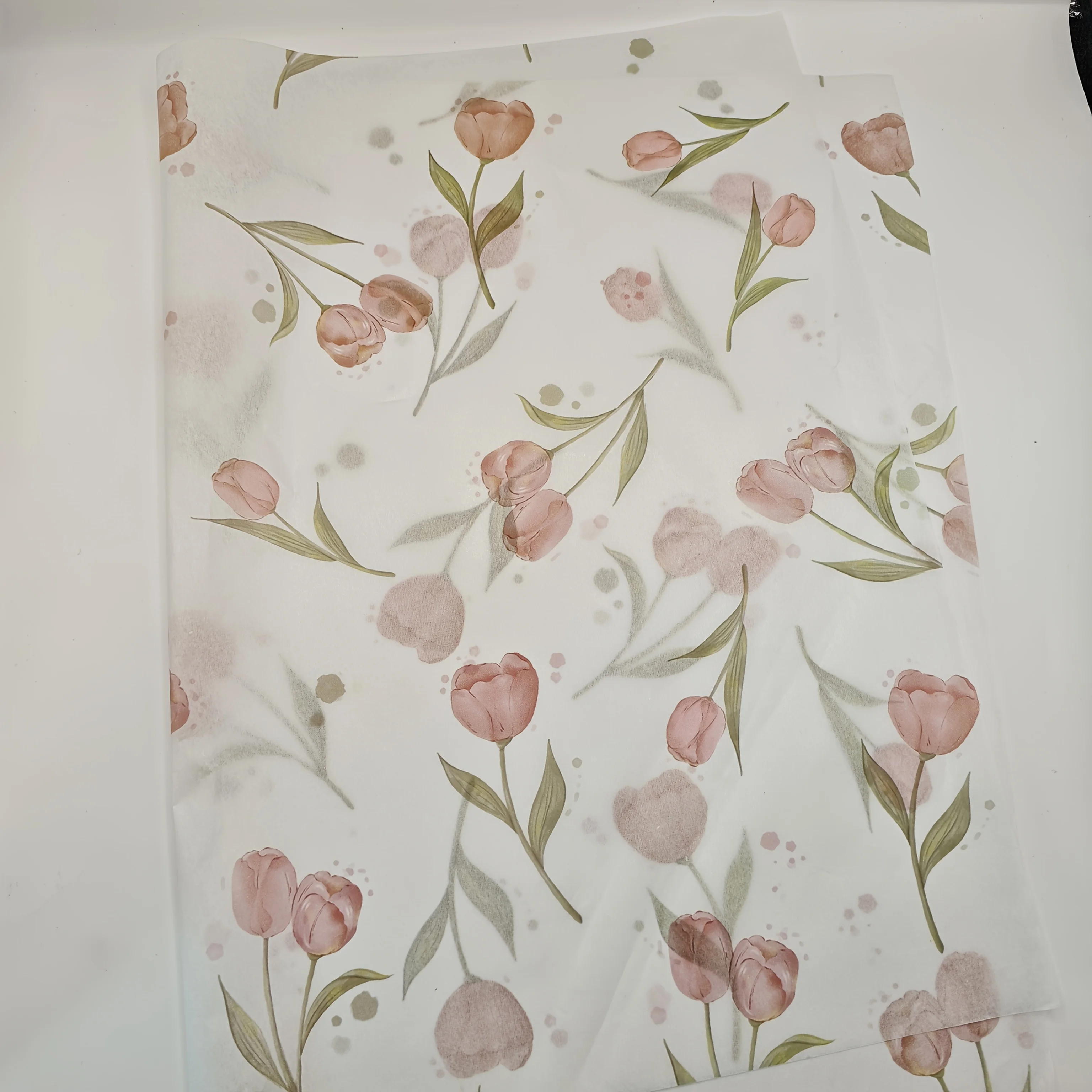 Elegantes Seidenpapier mit Tulpenmuster und grünen Blättern für Geschenkverpackungen, Weinflaschenboxen, Füllungen und Dekoration. – Detail 1