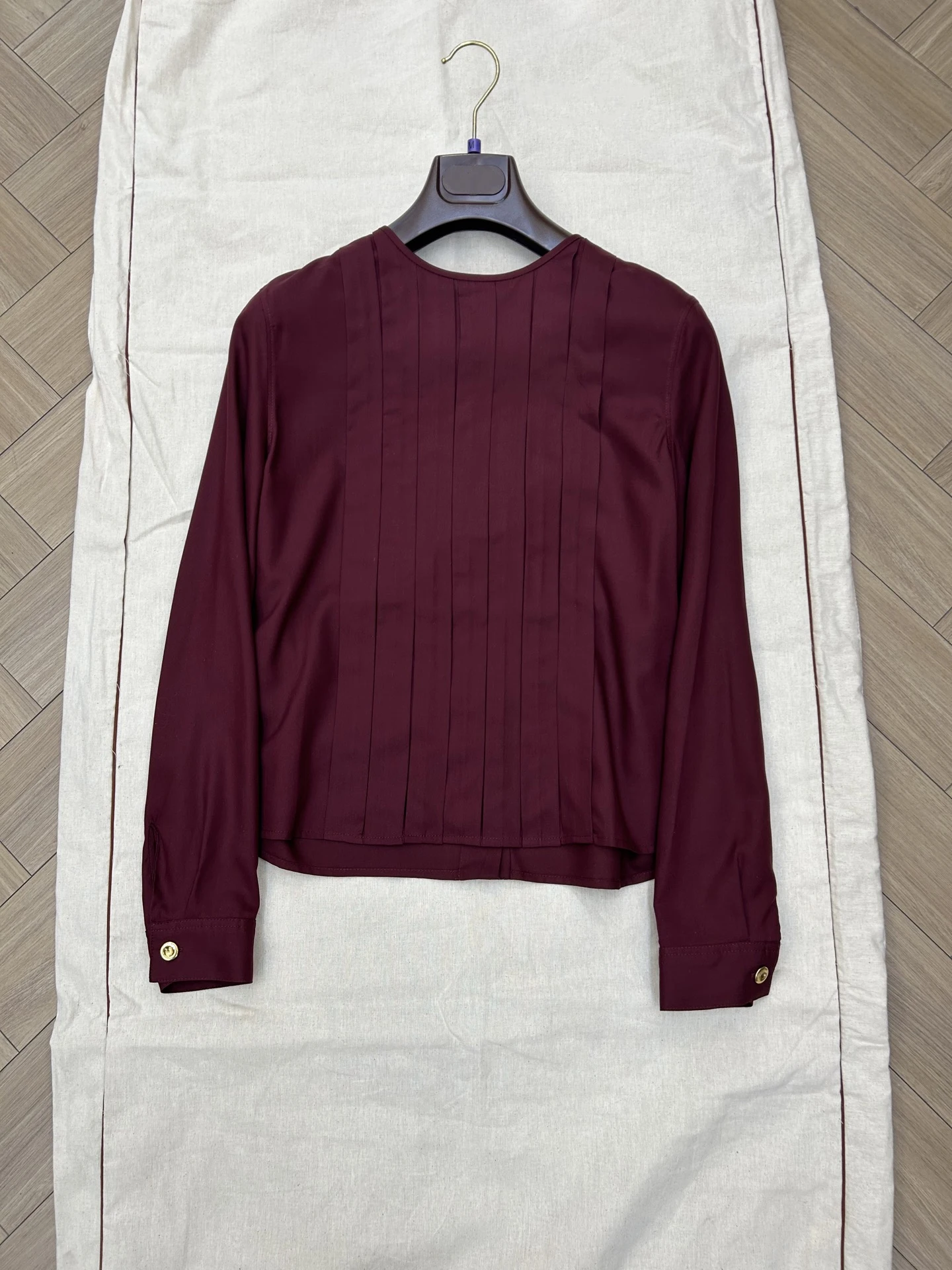 

Spring And Summer New Quality Fashion Silk Women'S Blouse With Pleated Front And Invisible Buttons On Back