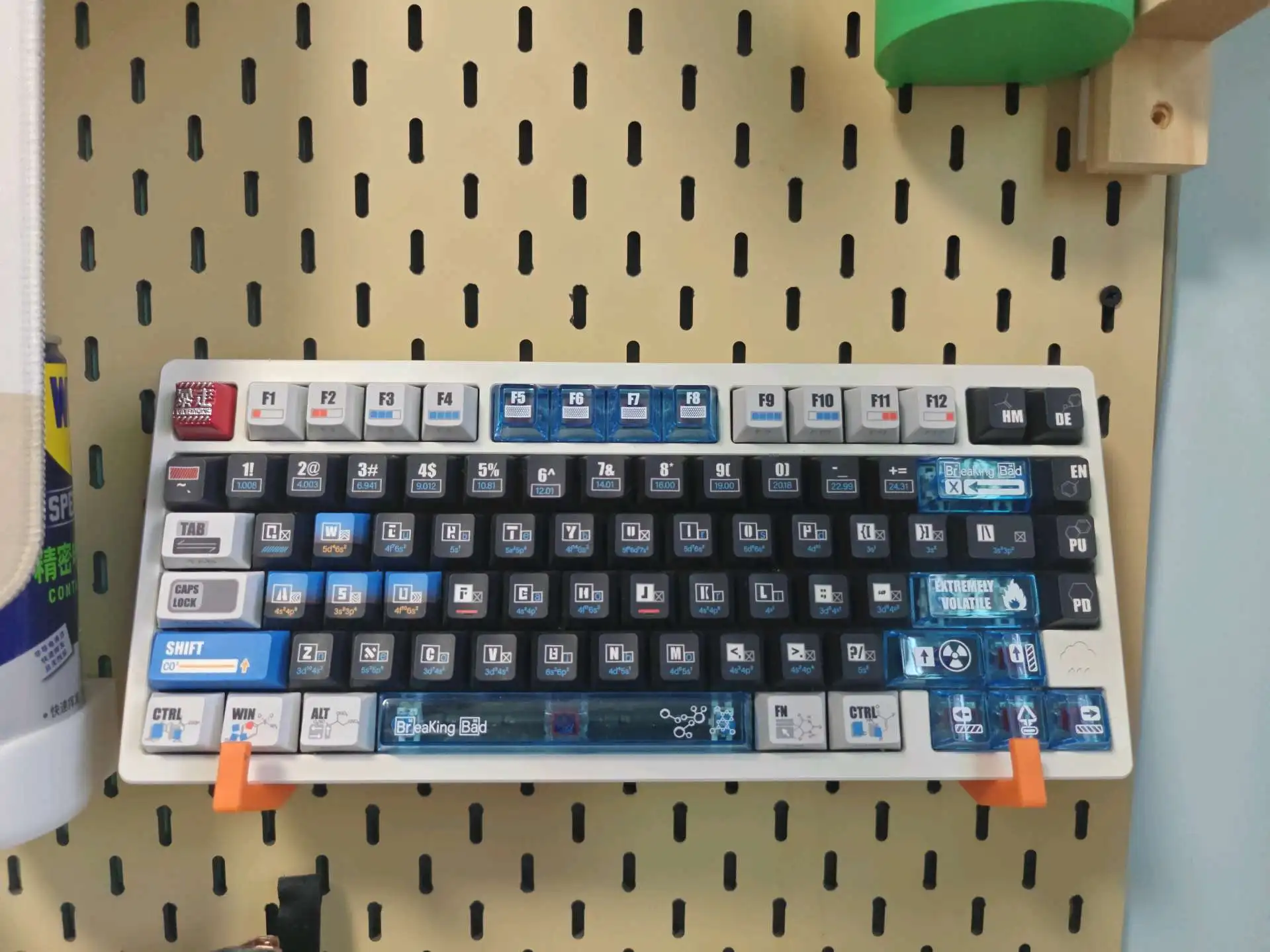 Imagen 4: Bandeja para teclado perforado vertical |   Estante extraíble montado debajo del escritorio