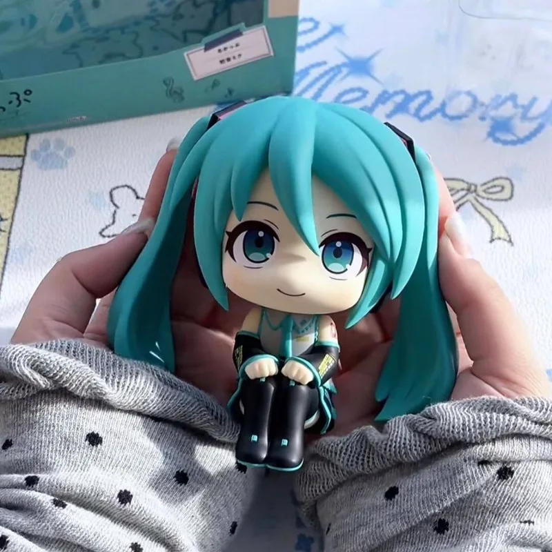 8cm Hatsune Miku Q-Version Figur Modell Anime Sammlerstück Sitzende Puppe Spielzeug Niedliche Desktop-Dekoration Heim-Deko Auto-Dekoration Geschenk