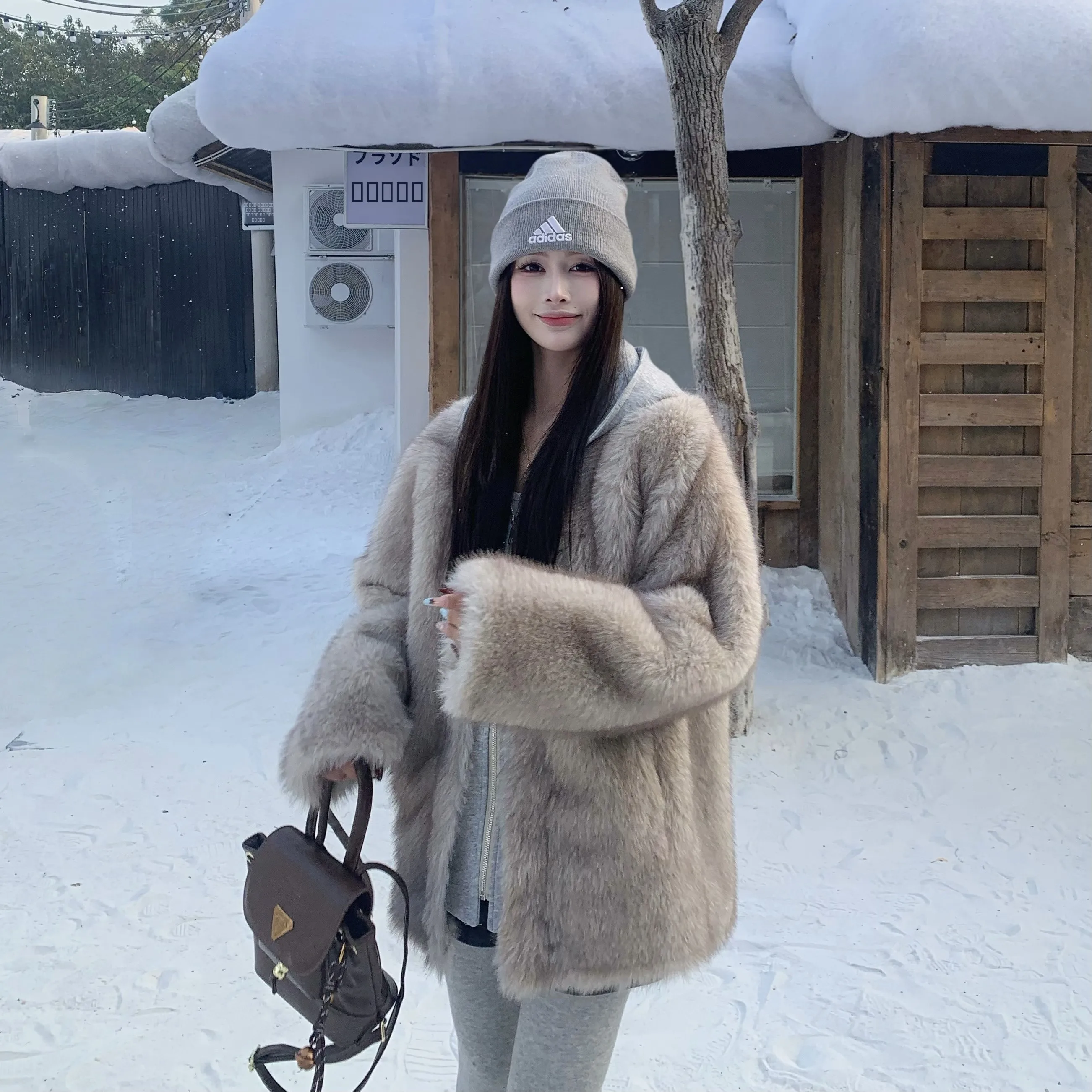 

Женская утепленная куртка с капюшоном, с вставками из искусственного меха, на молнии, из полиэстера, с длинными рукавами, для зимы