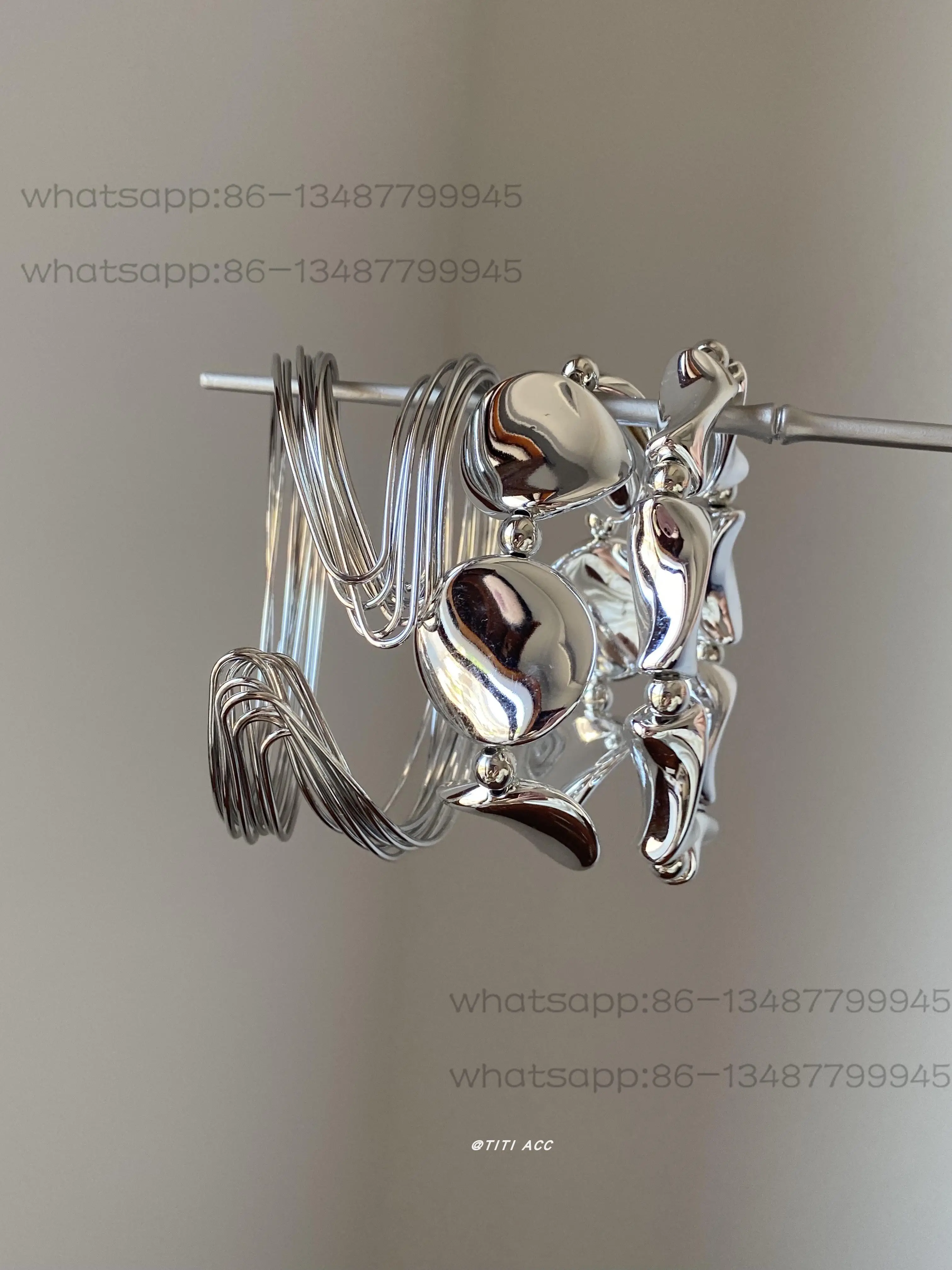 

Retro Futuristic Style Irregular Metal Bracelets Cool Niche Design High-end Sense Bracelets and Personalized Hand Jewelry