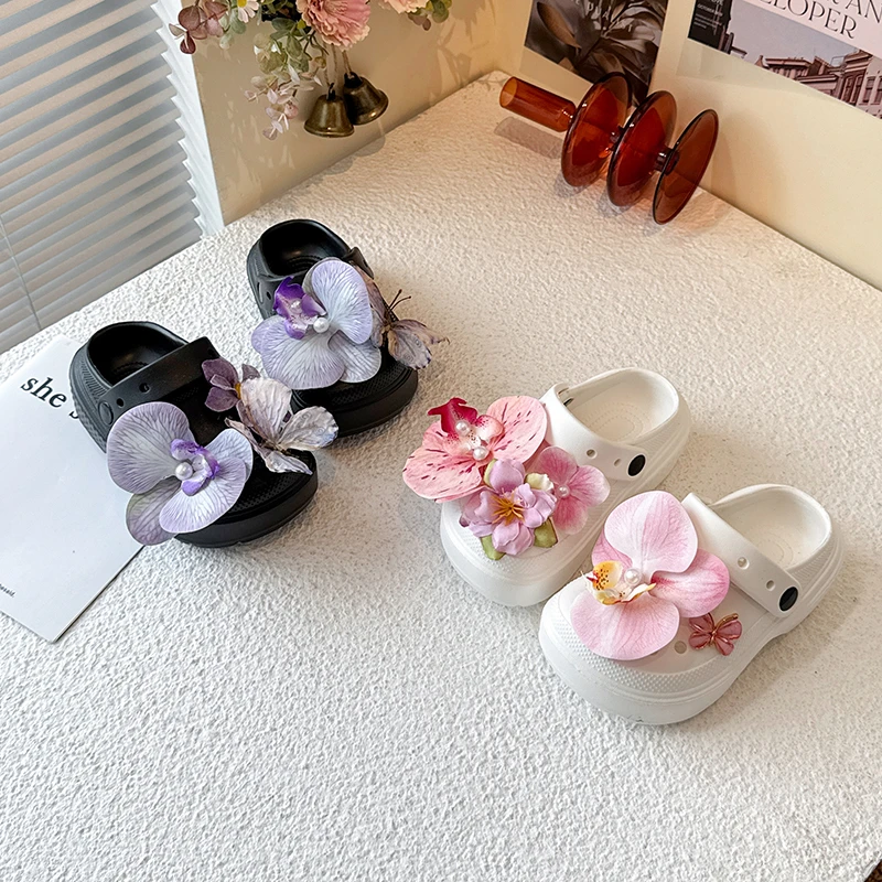 

Мультяшные сабо с бабочками и жемчугом, с цветочным узором, для мальчиков и девочек, семейные уличные тапочки, нескользящие, увеличивающие рост, с закрытым носком