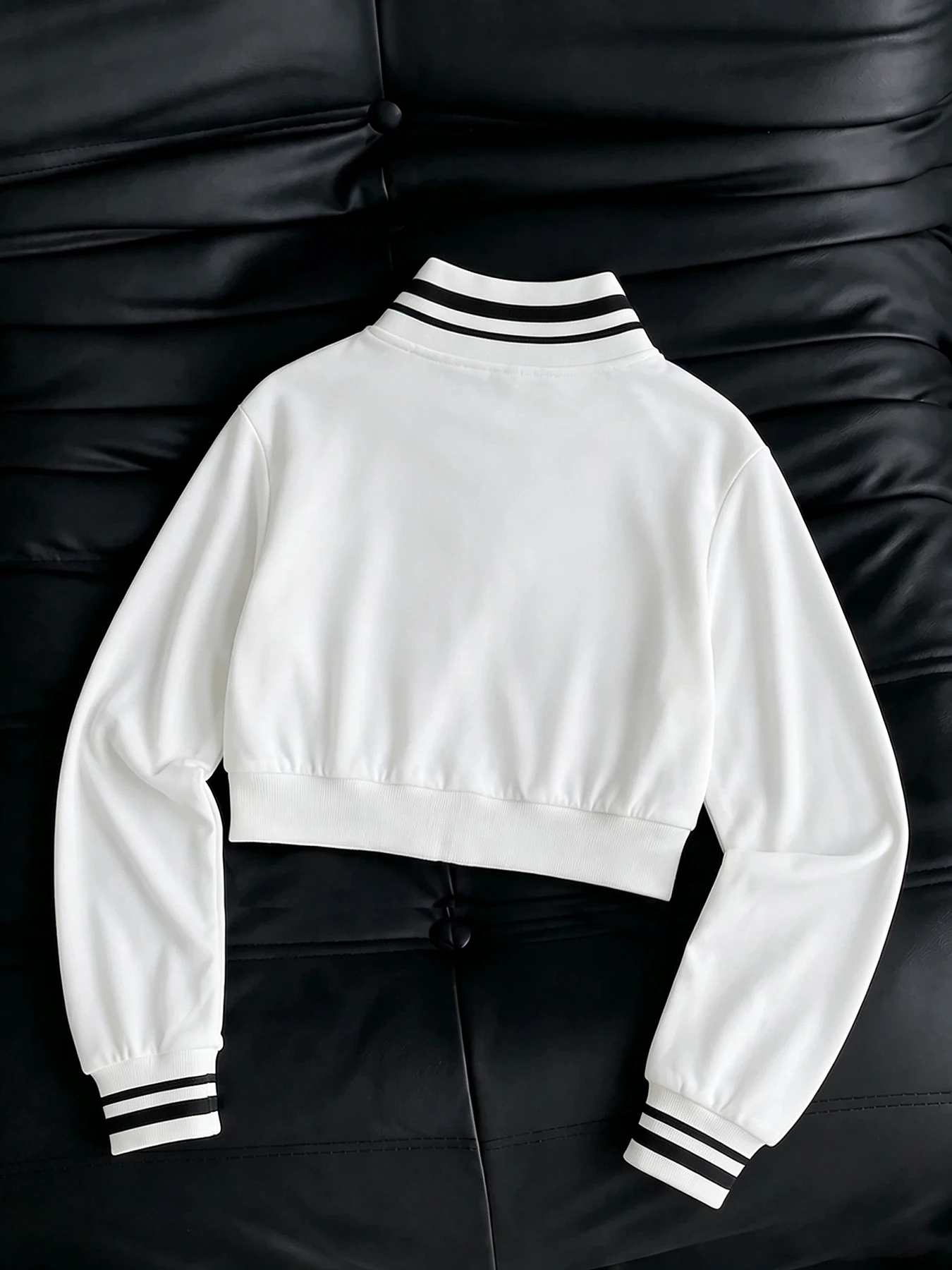 Women's Y2K-style Gothic zip-up jacket, a fashionable and versatile jacket suitable for everyday wear or commuting.