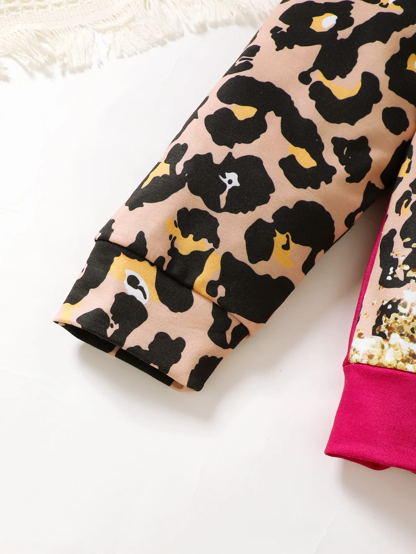 قطعتان مريحة للفتيات المراهقات، سترة بغطاء للرأس ناعمة بطباعة الفهد مع بنطال ضيق، مثالية للارتداء اليومي في الهواء الطلق.