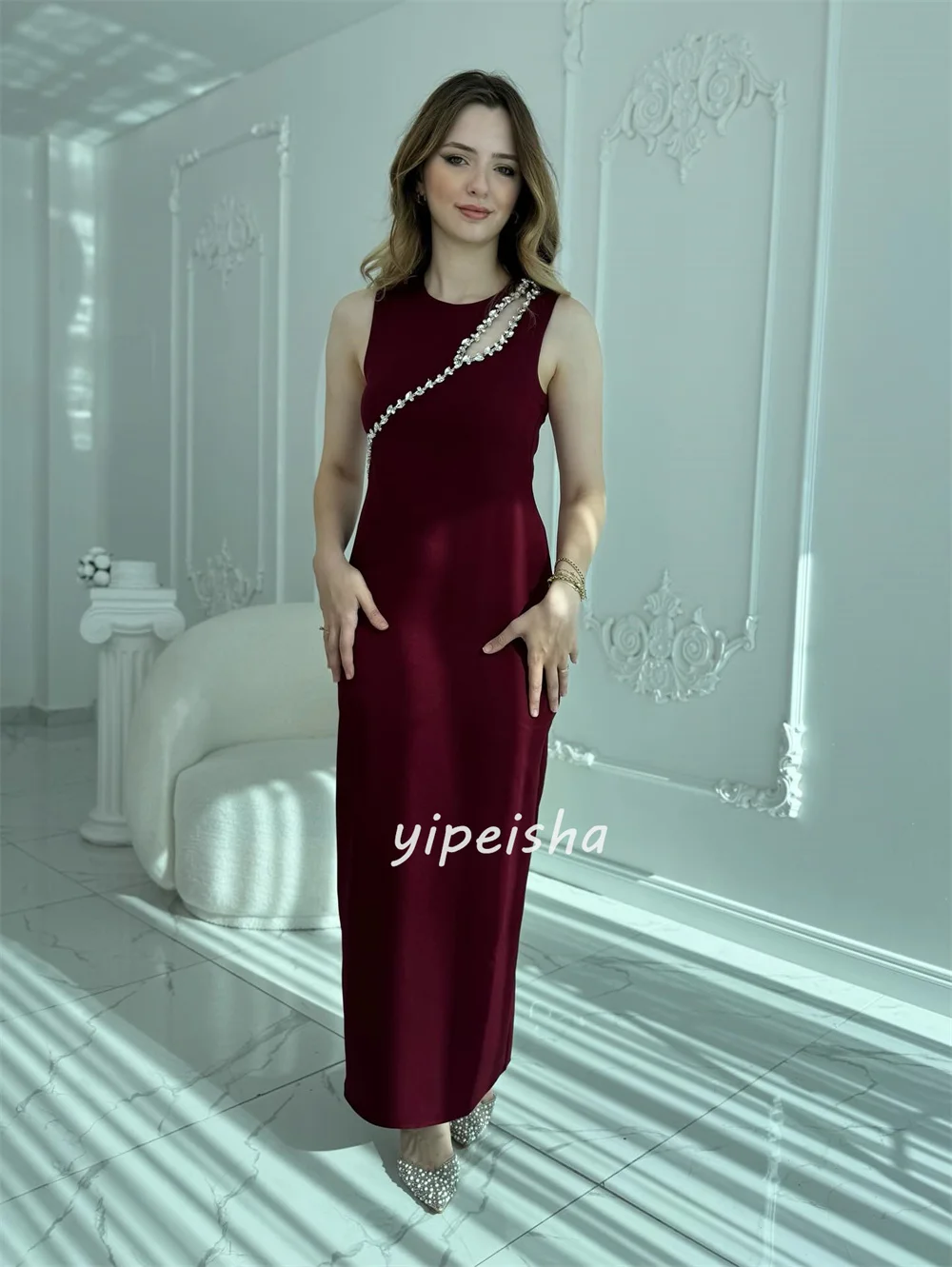 Vestidos hasta el tobillo con cuello redondo recto fruncido con diamantes de imitación de Jersey a juego de estilo moderno personalizado Vestidos para ocasiones a medida