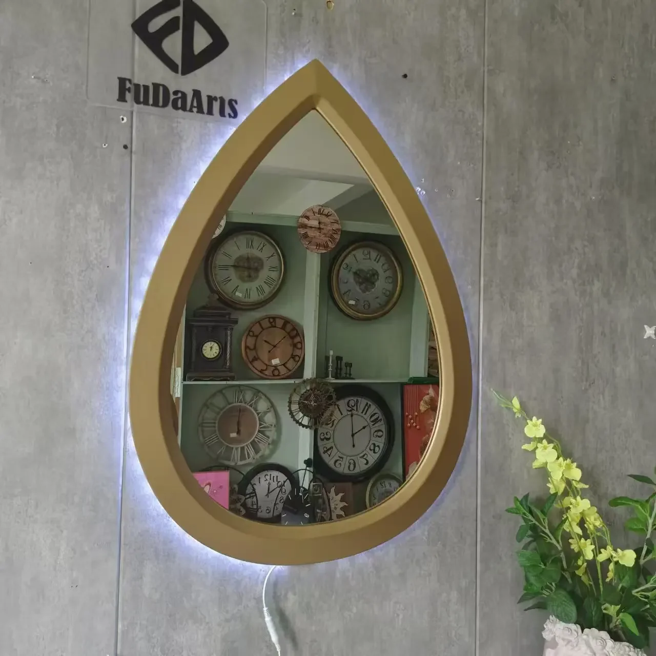 80X60 مع ضوء الليل LED شكل قلب متجر ملابس مخصص فندق فاخر جدار معلق غرفة نوم مرآة لوضع مساحيق التجميل دروبشيبينغ 2025