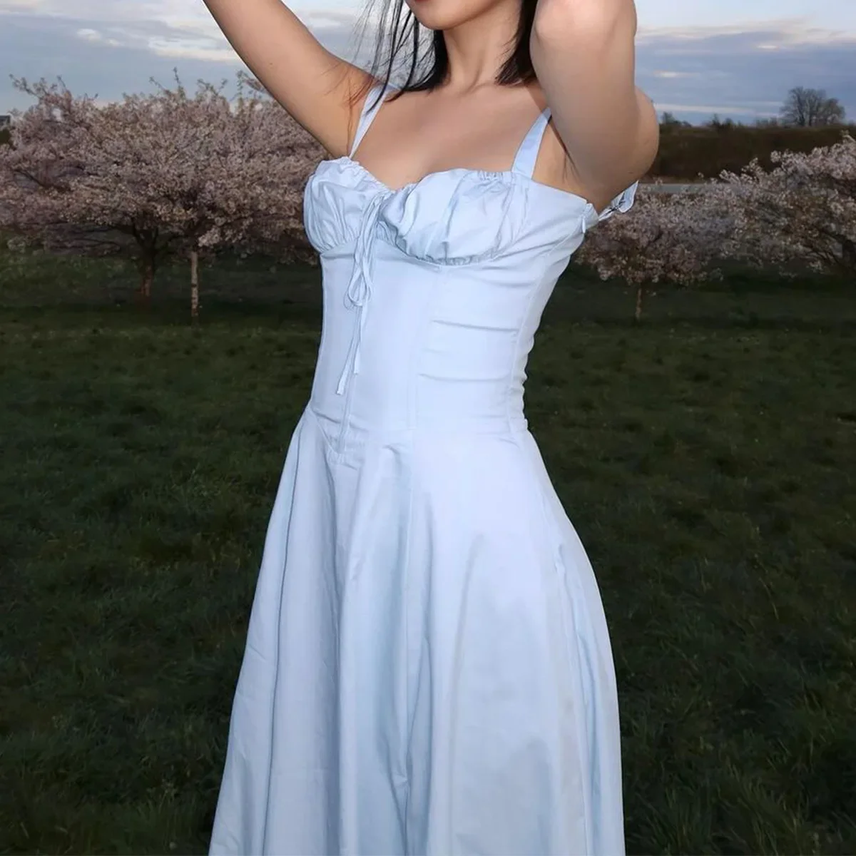 Damskie letnie sukienki w kwiatowy wzór, słodkie eleganckie sukienki wakacyjne, codzienne sukienki z rozcięciem, niebieskie sznurowane sukienki bez ramiączek z odkrytymi plecami, nowość 2025