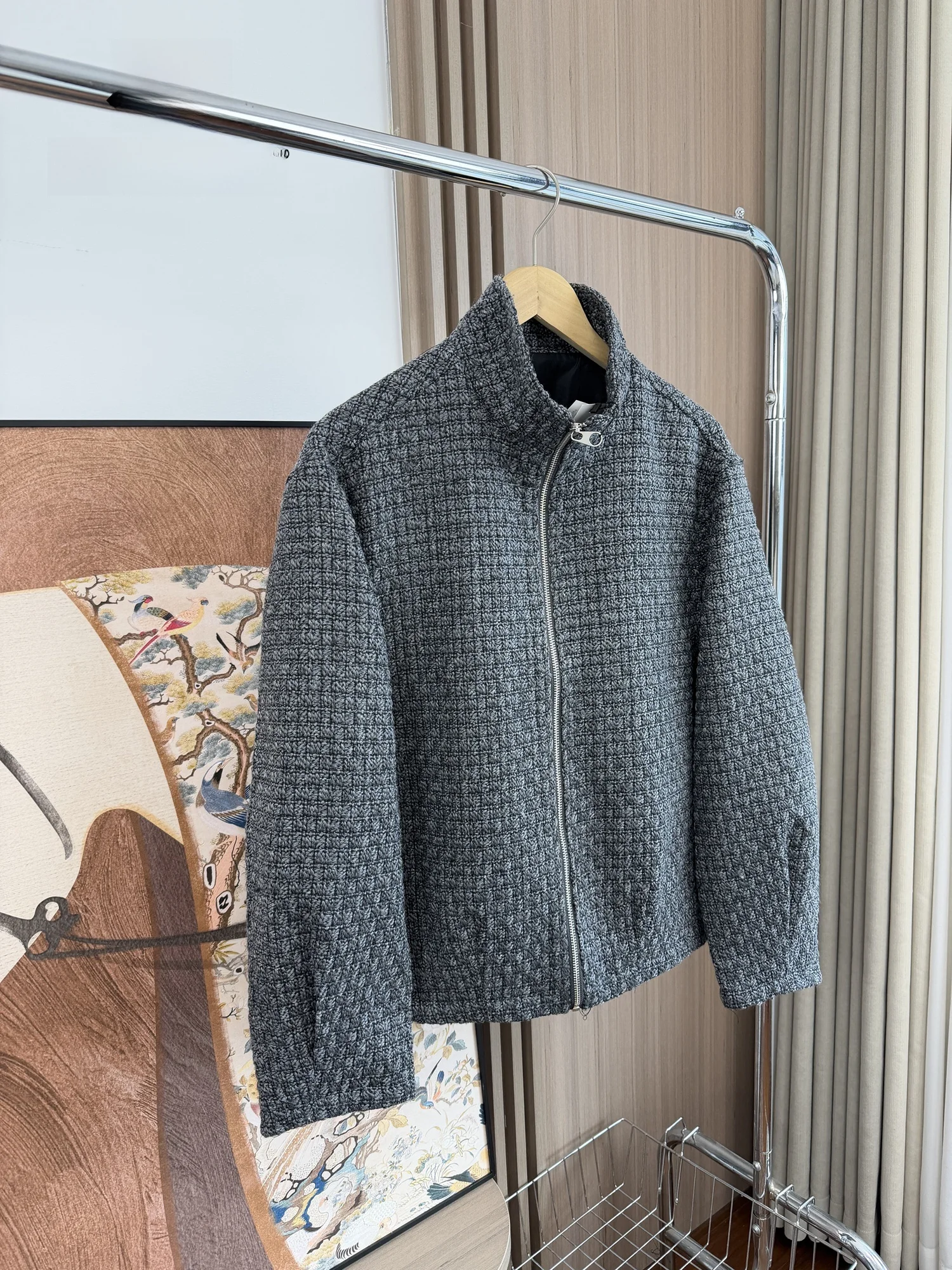 

Мужская повседневная куртка с вышивкой и текстурной тканью, на молнии, с воротником-стойкой, для города, весенняя мода, городской стиль