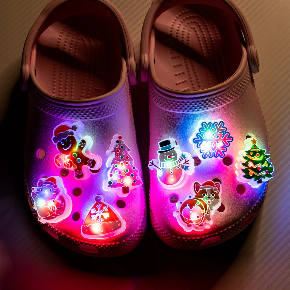 1/2 Uds. De dijes LED para zapatos de Navidad, Papá Noel, muñeco de nieve, decoraciones luminosas para zapatos, hombre de jengibre, perro, gato,