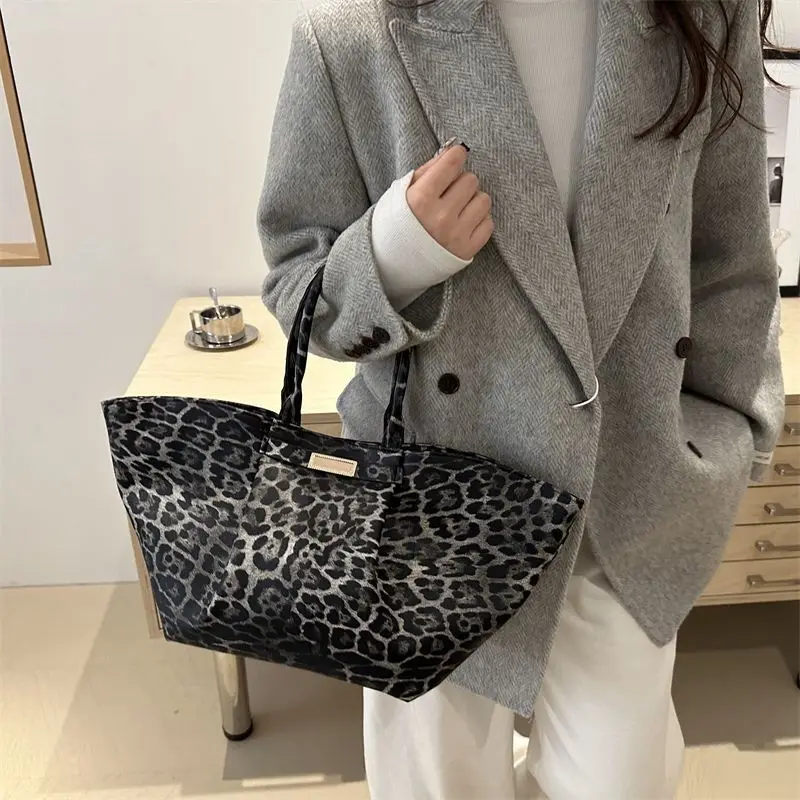 

Новая модная повседневная сумка большой вместимости 2025 года, стильная женская сумка-тоут на одно плечо с леопардовым принтом