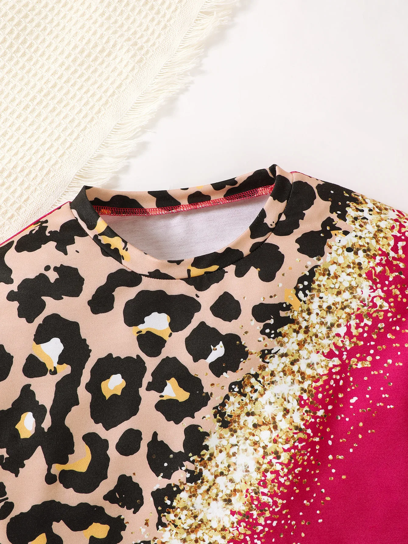 قطعتان مريحة للفتيات المراهقات، سترة بغطاء للرأس ناعمة بطباعة الفهد مع بنطال ضيق، مثالية للارتداء اليومي في الهواء الطلق.