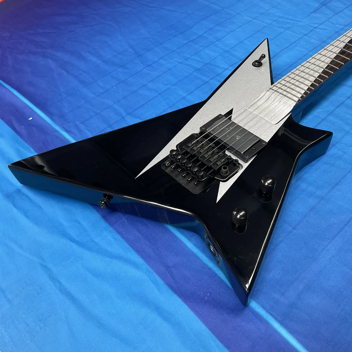 6-string electric guitar, mahogany body with silver and black contrasting veneer guitars, Beginner's electric guitarra view 3