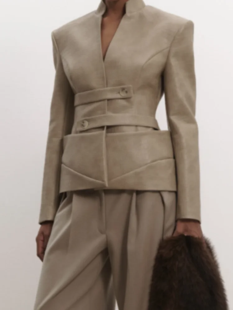 Kurtka damska ze skóry tłoczonej w krokodyla, elegancka moda, stójka, dekolt w serek, długi rękaw, taliowana, płaszcz w stylu high street.