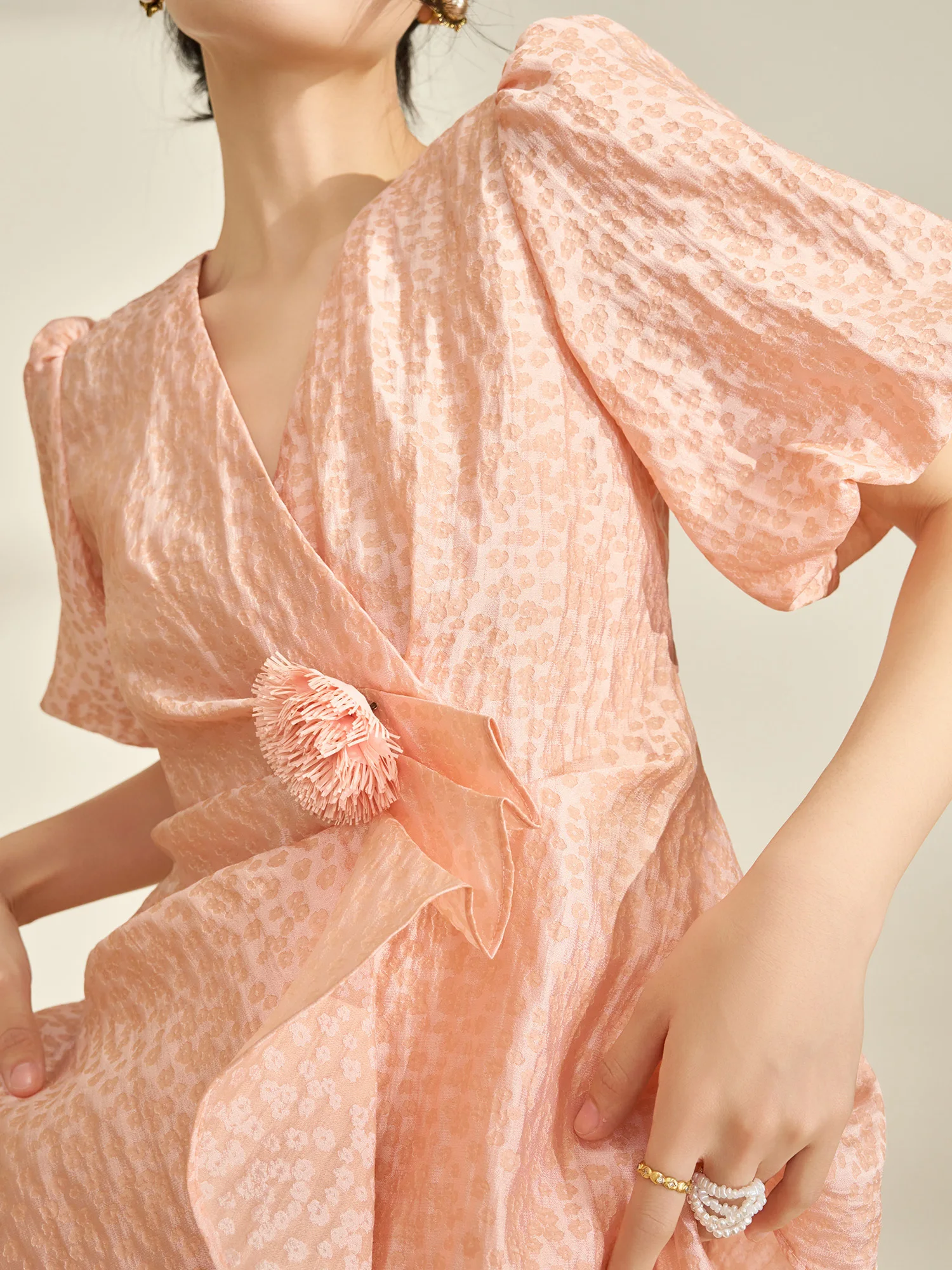 

Комплект Flowing Era: Рубашка с асимметричными плиссированными рукавами-фонариками и кружевной отделкой, шорты. Женский элегантный повседневный комплект с цветочным принтом.