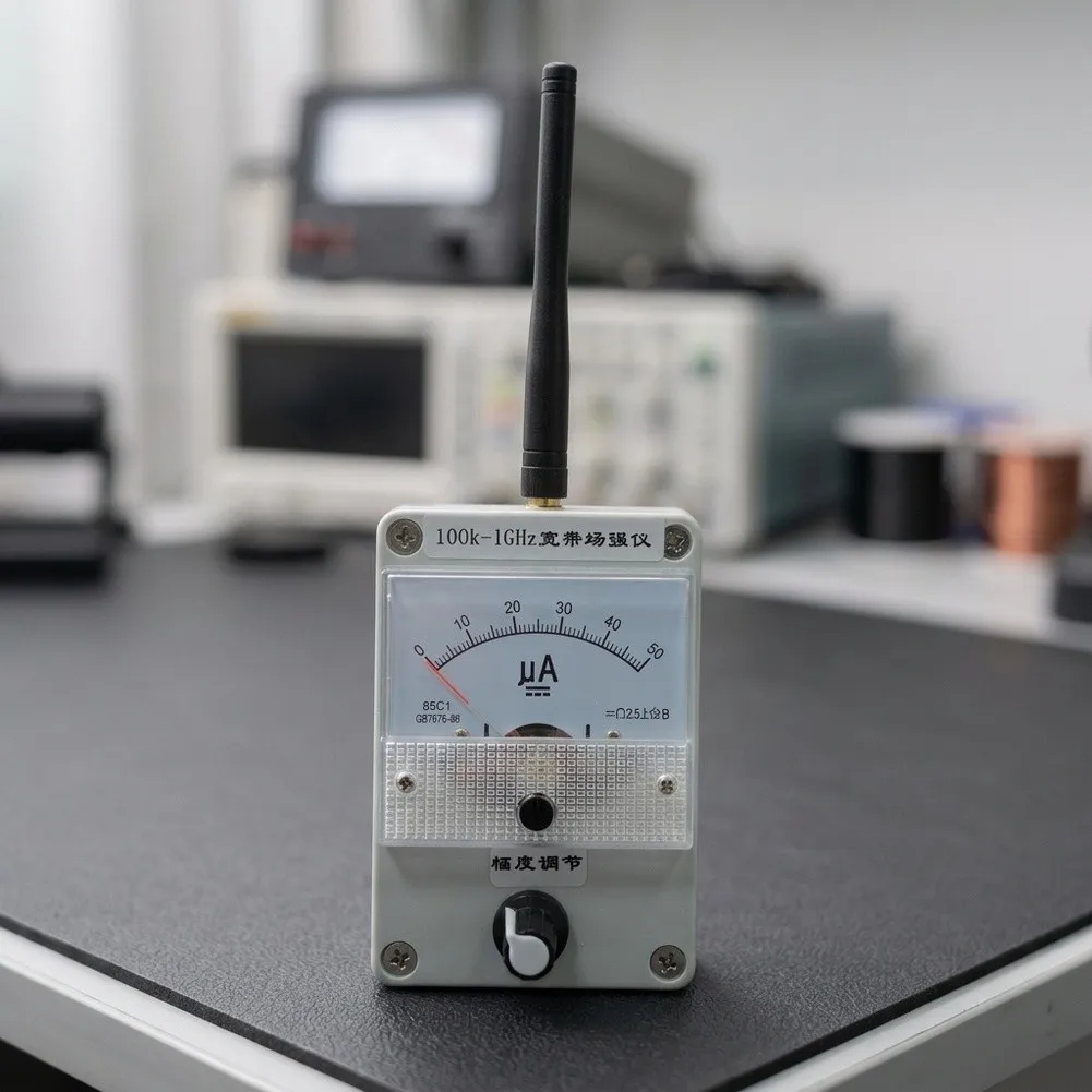 RF Signal Strength Indicator for Technical Field Testing Including For Antenna Polarization and Radiation Angle Alignment