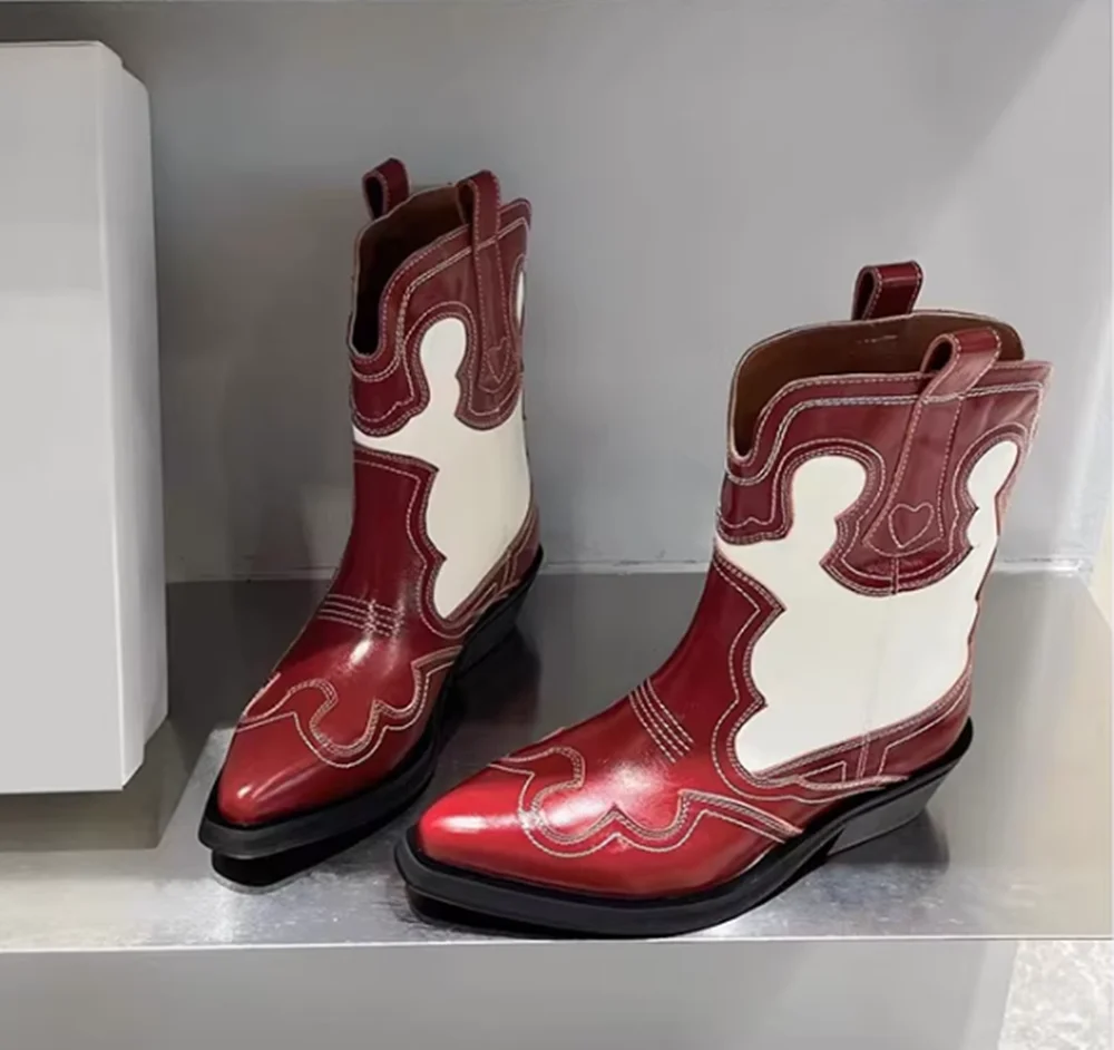 

Ковбойские сапоги из лакированной кожи в стиле ретро, малиновые и кремовые контрастные фестончатые ботинки с острым носком на массивном каблуке, модные сапоги в стиле пастушки