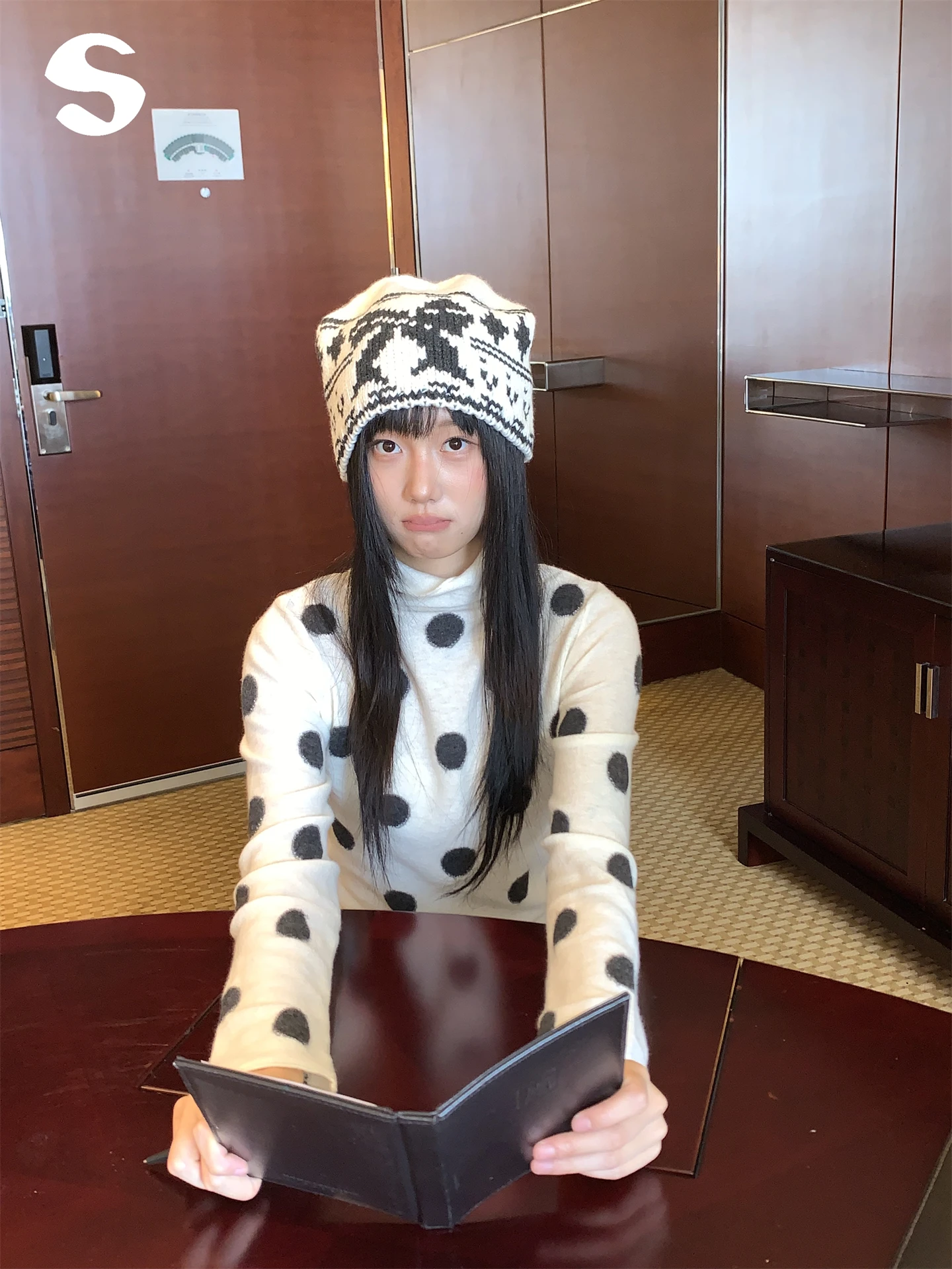 

Корейский вязаный шерстяной свитер с высоким воротником и длинным светом, внутренняя одежда, женский топ с цветочным узором, мягкий удобный дизайн