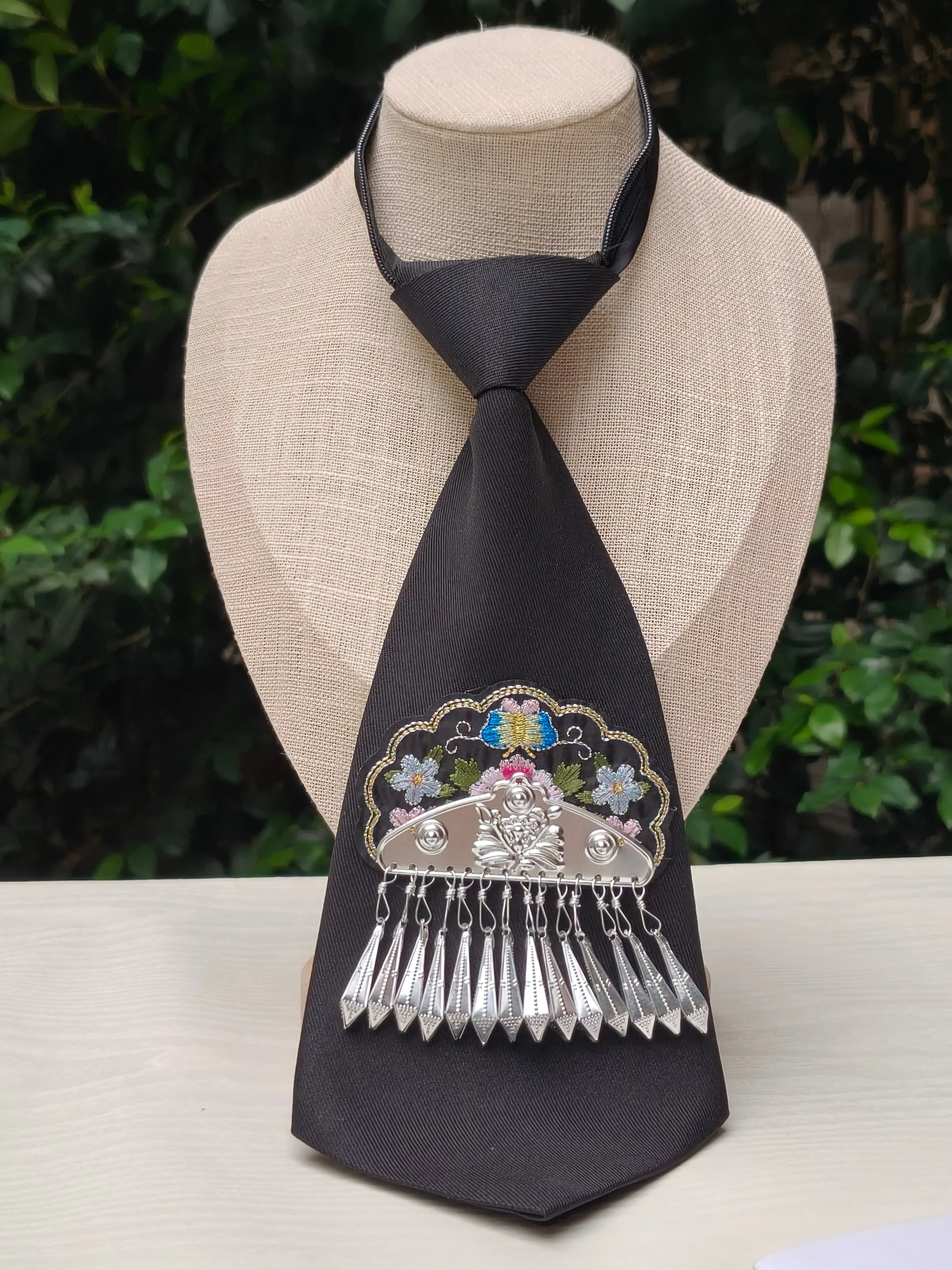 Ethnic-Style Silver Tassel-Decorated Tie, Perfect for Creating a Photo-Worthy Atmosphere, with a Unique Design