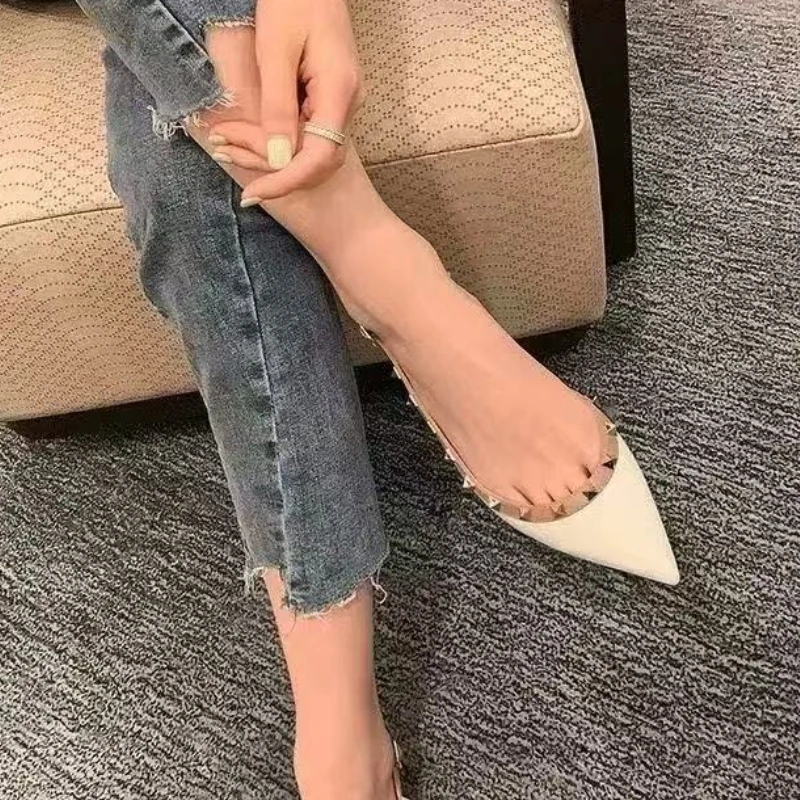 2026 Hochwertige spitze Damen-High-Heels: Neue Retro-Sandalen aus Lackleder mit Nieten – Bequeme Büro-Sandalen mit offenem Absatz – Detail 18