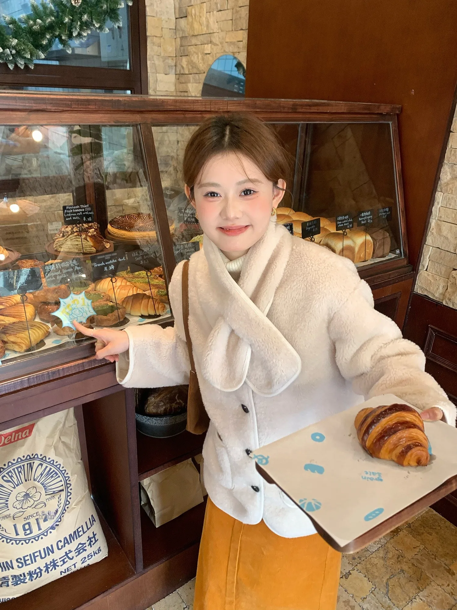 

Милое плюшевое пальто с шарфом в корейском стиле, длинное зимнее пальто для женщин, мягкое и уютное, короткая куртка из полиэфирного волокна на пуговицах