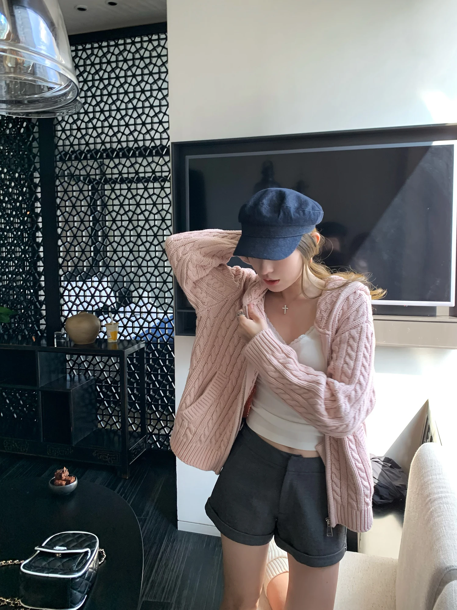 بنطلون نسائي واسع الساق بتصميم أنيق وقصة عالية الخصر، مناسب للخريف، يمنح مظهراً نحيفاً ومتعدد الاستخدامات