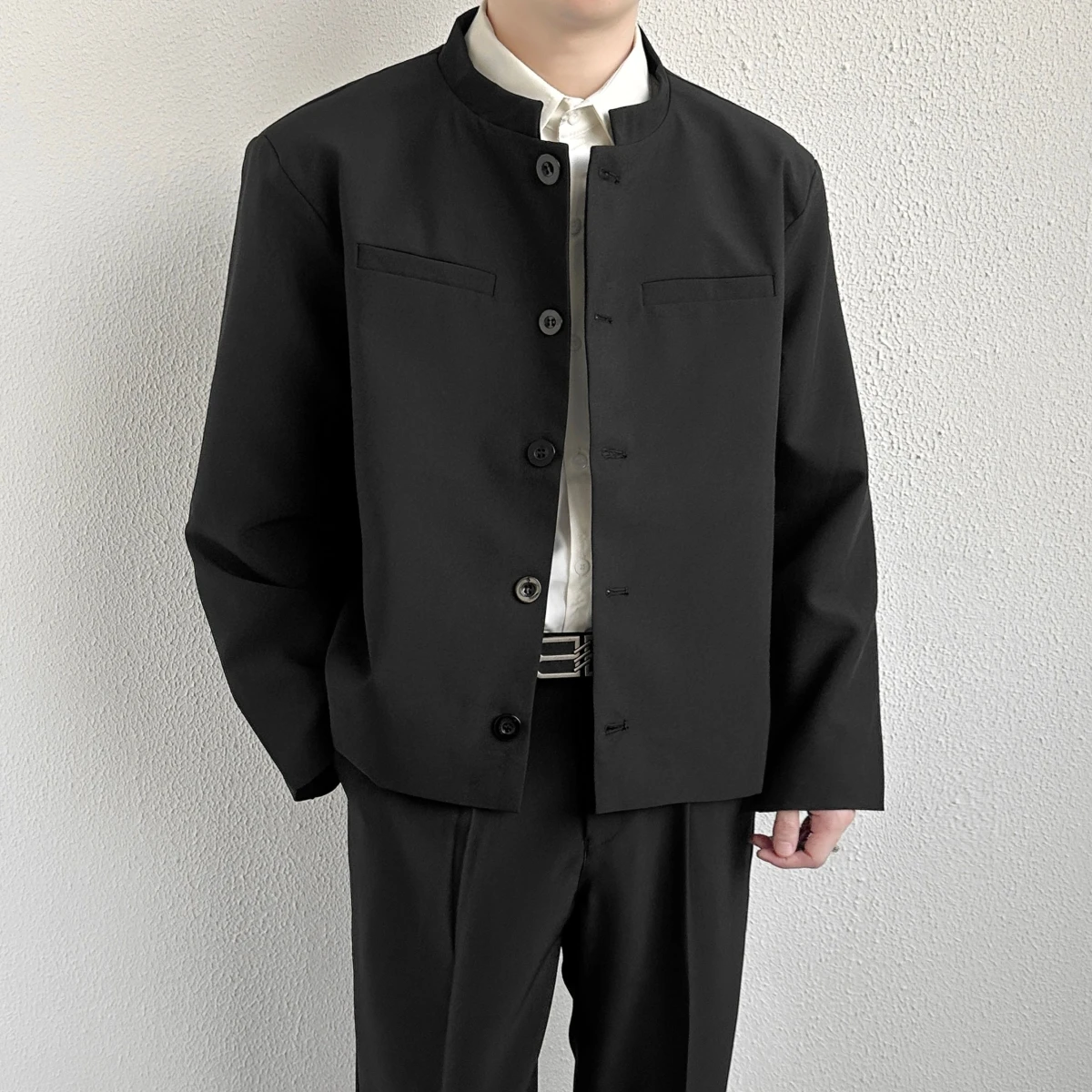 

Модный повседневный пиджак с подплечниками для мужчин, весенне-осенний, свободного кроя, с воротником-стойкой, цвета бордо, приталенный крой