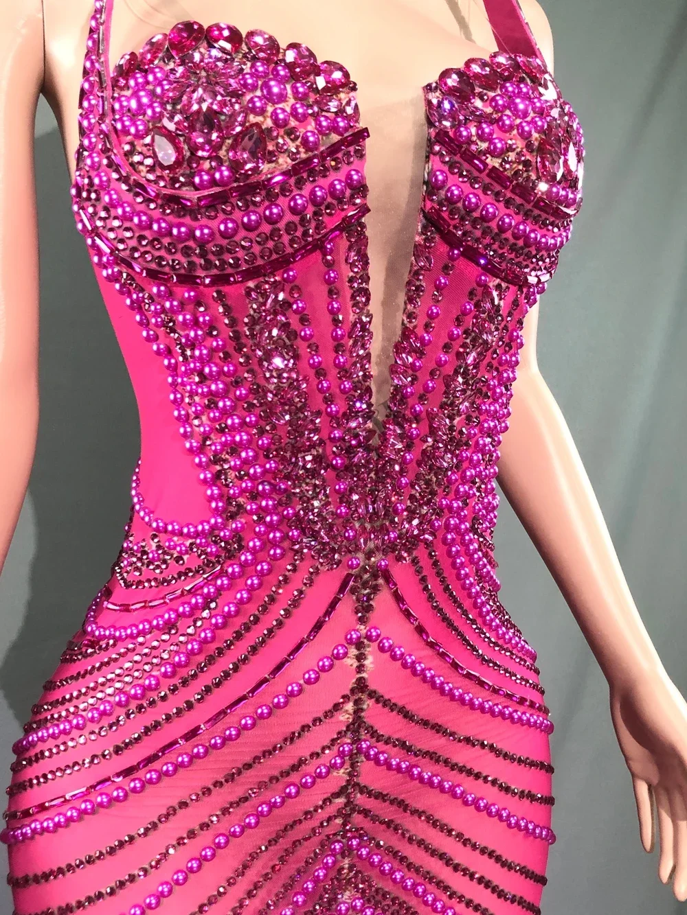 Funkelnde Strass steine Perlen Federn langes Kleid für Frauen Pink Geburtstag feiern Hochzeits abend Ballkleid Fotoshooting tragen