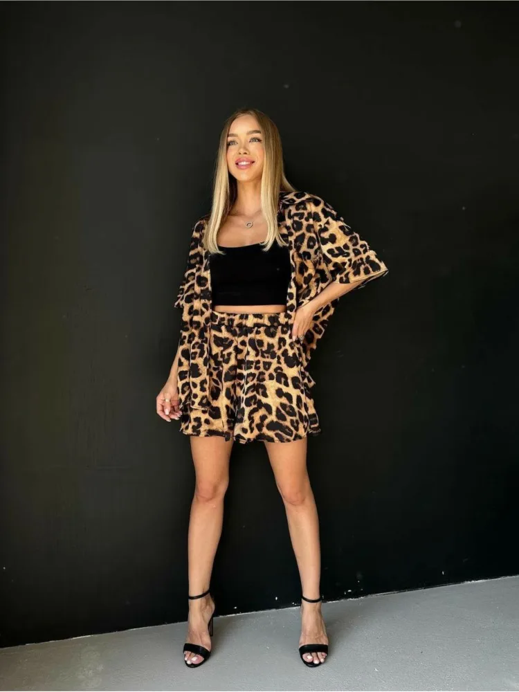 Conjunto de dos piezas para mujer, traje con estampado de leopardo, pantalones cortos de manga corta, camisa con estampado de leopardo, verano, 2024