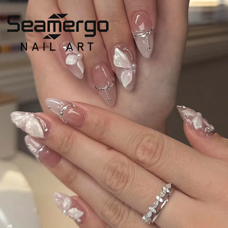 24 faux ongles nude rose à presser, forme amande, avec détails de chaîne de strass papillon blanc 3D, pour un nail art féerique élégant