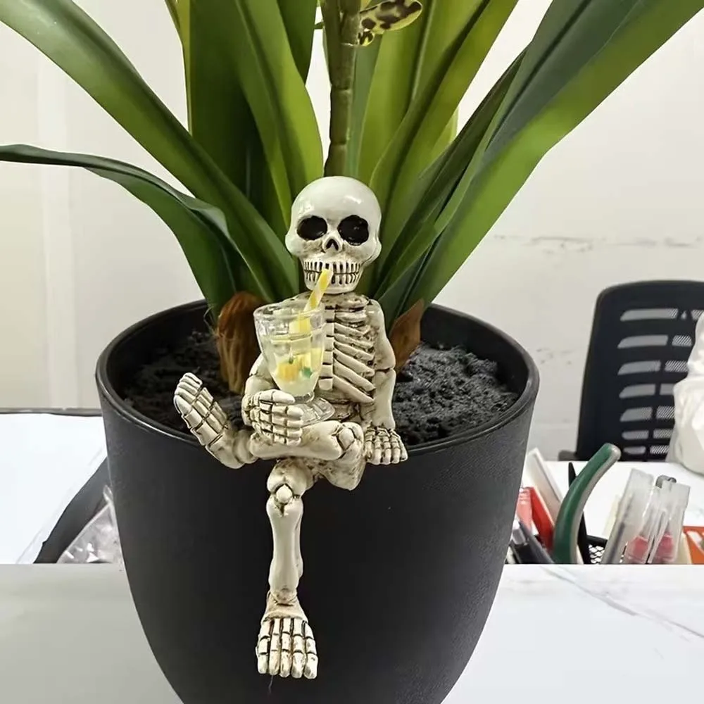 Resin Skeleton Plant Pot Hugger Weatherproof Miniature Miniature Skull Figurine Detailed Lightweight Flowerpot Edge Hanger