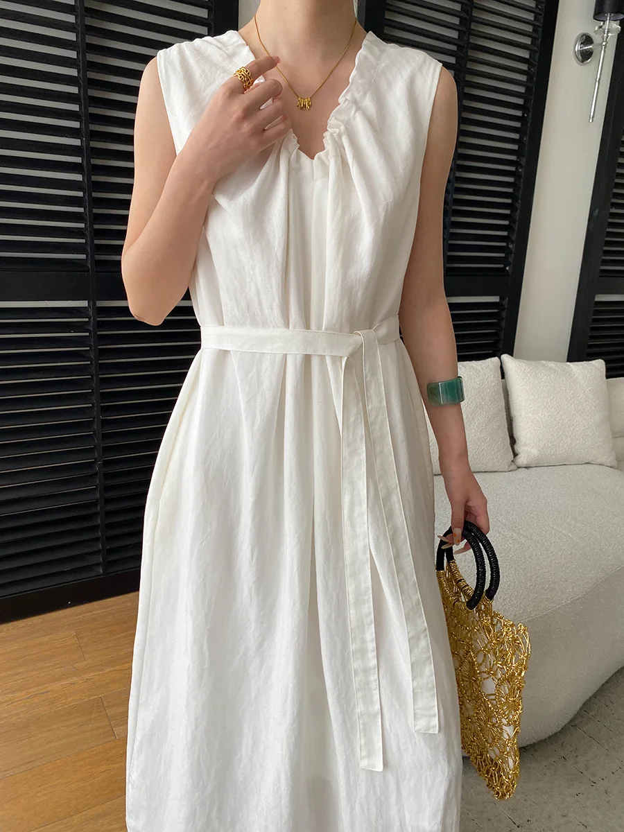 Sommerliches Damenkleid in unifarbenem, plissiertem Design mit V-Ausschnitt, Schnürung an der Taille und schlankmachendem, ärmellosem Schnitt. – Detail 10
