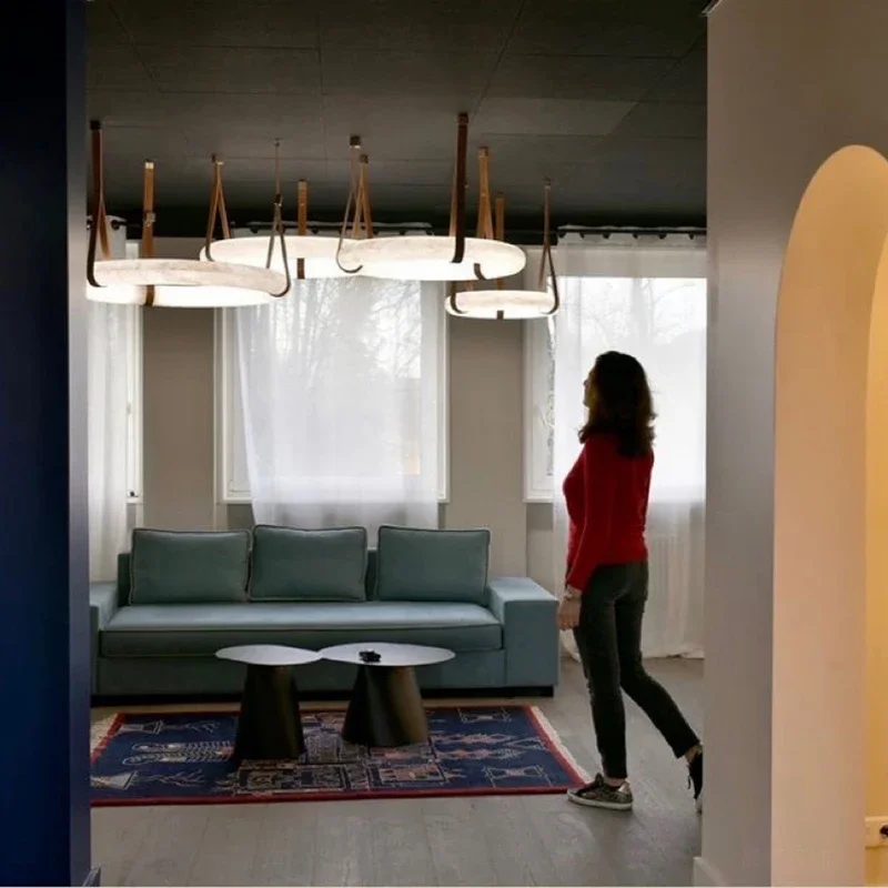 الضوء الرئيسي لغرفة المعيشة الراقية الأكثر مبيعًا، ضوء قلادة من الجلد النحاسي بالكامل، ضوء قلادة من الرخام الإسباني