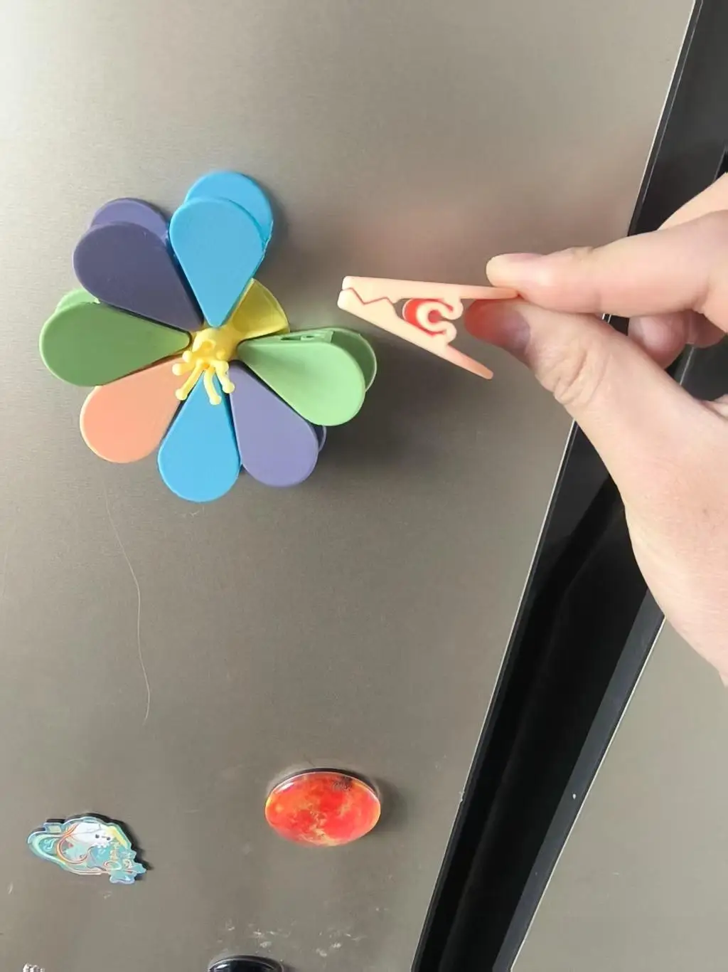 Multifunctional petal snack clip refrigerator magnet