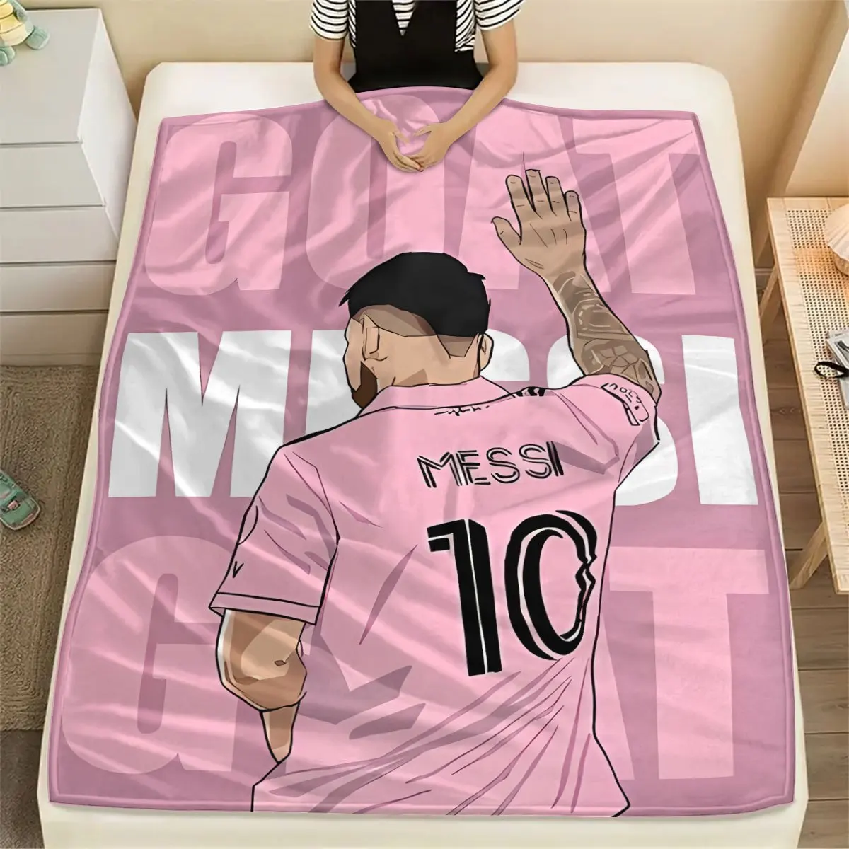 Football Legend: A Cozy, Stylish Blanket with Messi Artwork and Bold Pink Design, Perfect for Sports Fans