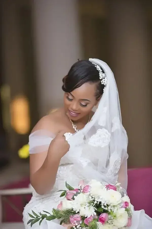 Suknie ślubne w stylu afrykańskiej syreny, plus size, z odkrytymi ramionami, koronką, marszczeniami, warstwowym tiulem i trenem typu sweep.